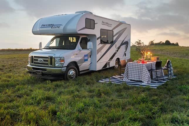 HGTVさんのインスタグラム写真 - (HGTVInstagram)「Hit the road with HGTV Dream Home 2021. 🚐 🏡 The winner of this year's house can take their show on the road with the RV that's part of the prize package. 😲⁠⠀ ⁠⠀ See how designer @bpatrickflynn styled this motorhome to bring comfort and class wherever the winner may roam. ✨ Visit the full photo gallery when you click on the link in our profile. 🔝 🛣⁠⠀ ⁠⠀ Don't forget to sign up for #HGTVDreamHome 2021 sweepstakes reminders, too! ✅ The sweeps opens 12/28 at 9 a.m. 🥳 Head over to HGTV.com/dream for more info」12月9日 2時08分 - hgtv