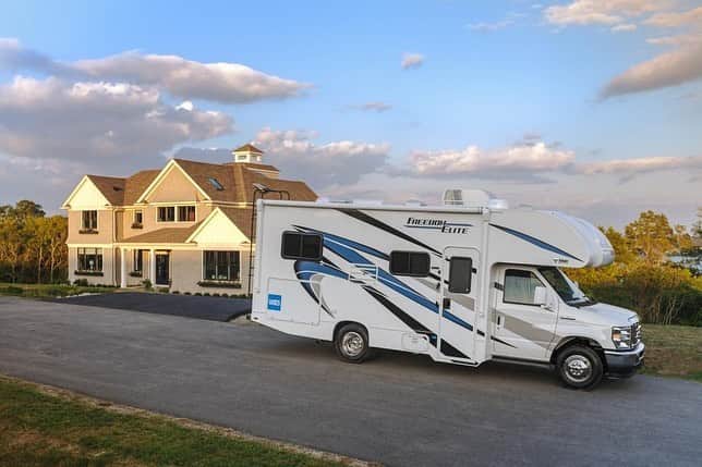 HGTVさんのインスタグラム写真 - (HGTVInstagram)「Hit the road with HGTV Dream Home 2021. 🚐 🏡 The winner of this year's house can take their show on the road with the RV that's part of the prize package. 😲⁠⠀ ⁠⠀ See how designer @bpatrickflynn styled this motorhome to bring comfort and class wherever the winner may roam. ✨ Visit the full photo gallery when you click on the link in our profile. 🔝 🛣⁠⠀ ⁠⠀ Don't forget to sign up for #HGTVDreamHome 2021 sweepstakes reminders, too! ✅ The sweeps opens 12/28 at 9 a.m. 🥳 Head over to HGTV.com/dream for more info」12月9日 2時08分 - hgtv