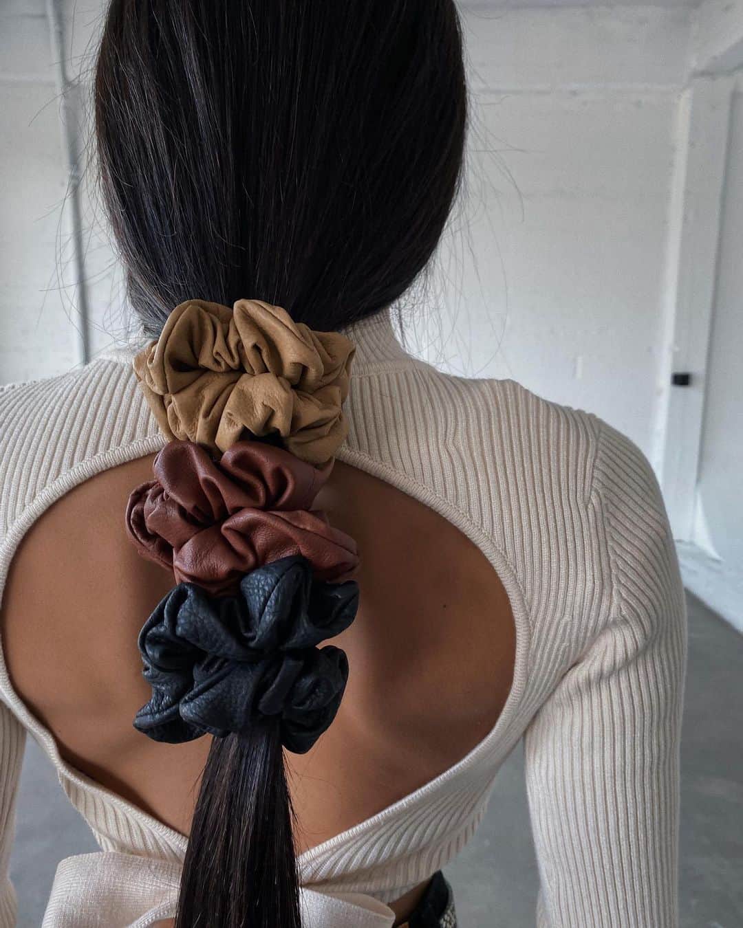 のインスタグラム：「Our leather hair scrunchies make the PERFECT stocking stuffers for your trendy friend this Christmas 🎄」