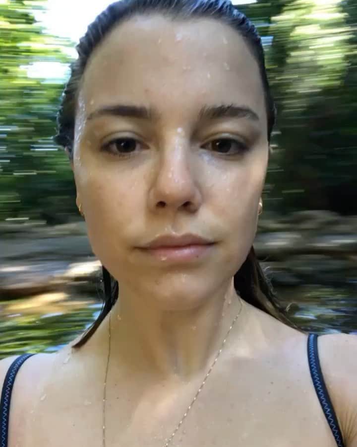 Alice Wegmannのインスタグラム：「o raso me seca mergulho sem medo no que não sei imersa sou toda água afundo em mim profunda escorro pingo molho transpareço  o que me pertence  e sigo corrida corrente em ondas de  cheio e vazio nasço afluo invado e transbordo 💛 ora yeye o, salve oxum ✨ #tbt」