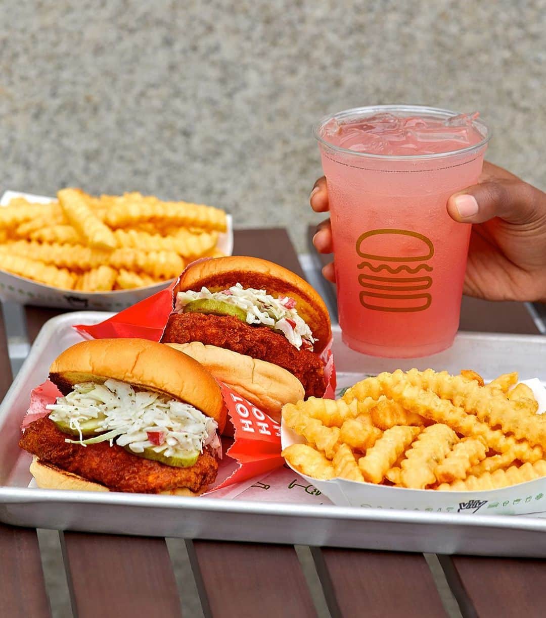 SHAKE SHACKさんのインスタグラム写真 - (SHAKE SHACKInstagram)「Get it while it's 🔥! Our Hot Menu is leaving the Shack soon... Don't sleep on these hot commodities. #shakeshack」12月9日 2時21分 - shakeshack