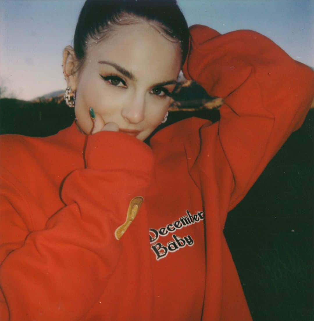 Alfredo Floresのインスタグラム：「headed to the desert and had some fun 🎅🏽🎁📹 #decemberbaby music video out now. swipe up link in story @iamjojo @jacobcollier 🎬」