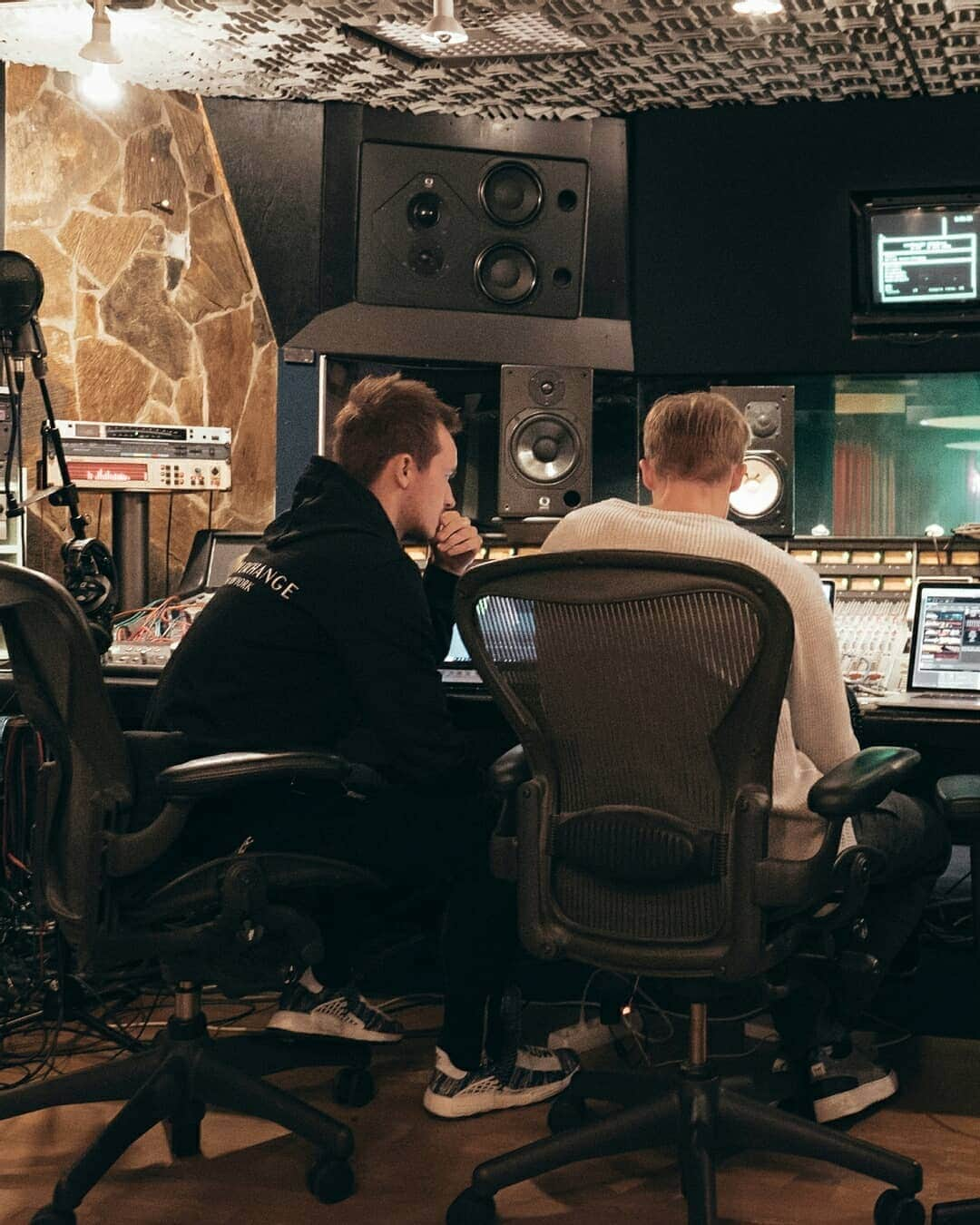 Spinnin' Recordsさんのインスタグラム写真 - (Spinnin' RecordsInstagram)「@tungevaag: ''@jayhardway  and I met at the Spinnin' Records writing camp for the first time and it was an instant click, together with our amazing co-writers the initial idea for 'Kingdoms' was quickly born and we finished almost the whole track in the same day. After a bit of tweaking in my studio in Norway and in Jay’s studio we both were happy and we hope you enjoy the final product as much as we do!“ 'Kingdoms' out this Friday! Link in bio to pre-save ​ ​#Tungevaag #JayHardway #SpinninRecords」12月9日 2時43分 - spinninrecords