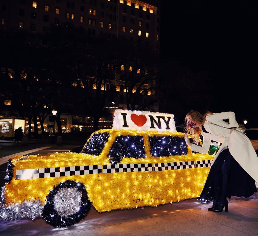 マーサ・ハントのインスタグラム：「NYC is very much alive! ✨ Have you seen the lit up toys down Fifth Avenue? All 10 are up until Jan 8th- don’t miss out! @fifth.avenue.nyc #HolidaysonFifth ✨🌟✨」