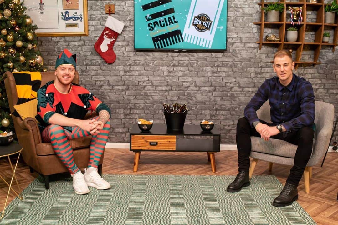 ジョー・ハートのインスタグラム：「Excited to join ‘The Social’s very own elf on a shelf @jaackmaate for some festive footie chat for their Christmas Special this week. Doing my best to spread some Christmas cheer as we chat all things football past and present ! Big thanks to @brewcity_uk for the snacks. Get the full lowdown on @SPORTBible’s Facebook at 6pm tonight - not one to be missed! #RaiseYourGame #Ad」
