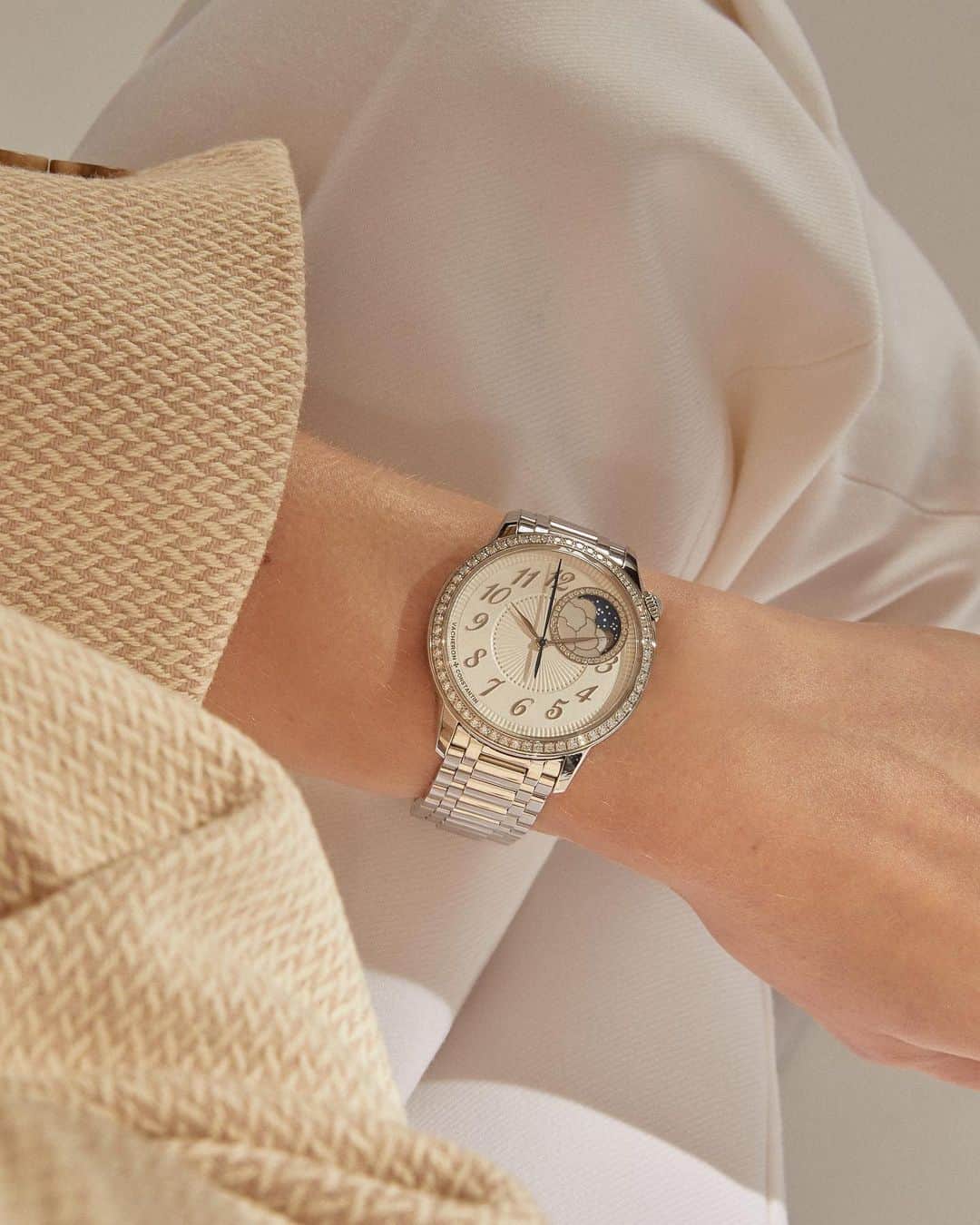 Harrodsのインスタグラム：「Dedicated to women, @VacheronConstantin’s Égérie watch family is the culmination of beauty and excellence. History and modernity are as one; the delicate plissé motif that adorns each face is a nod to haute couture, and is realised by a machine dating back to 1904. And while time-honoured processes abound, Égérie remains well and truly an icon of our time.  Find #VacheronConstantin in Fine Watches on the Ground Floor. Can’t make it to the store? Shop the collection remotely through our Personal Shopping service and online at harrods.com.  #Harrods #HarrodsFineWatches #OneOfNotMany」
