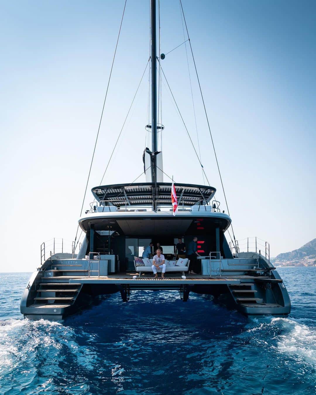 ニコ・ロズベルグのインスタグラム：「This Sunreef 60 E can be powered for 8 hours on one battery charge – I love to see the innovative technology behind it! 👍 Join me for an exclusive @sunreefyachts tour in my new vlog – link in BIO ✌️  #Sunreef #SunreefxNico」