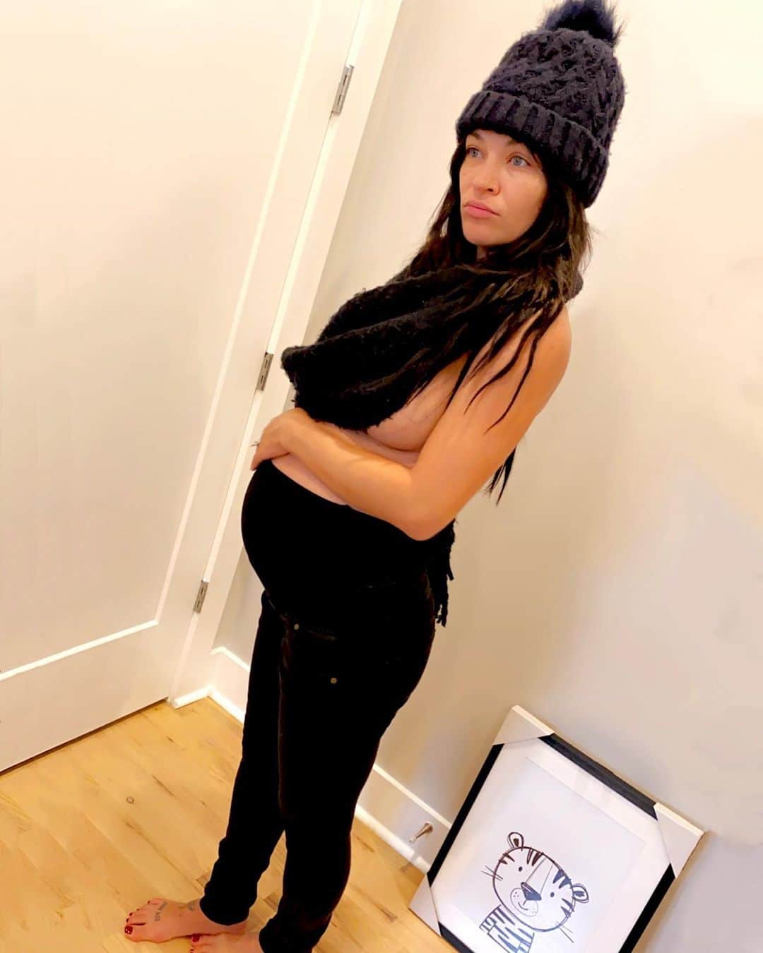 ジェシカ・ゾアのインスタグラム：「I put jeans on for the first time in over 30 weeks. Feeling good about it too :) For all you pregnant mamas... these @isabellaoliver jeans are a must! They are super comfy and I feel sexy:) 🎄put them on your list for Santa!」