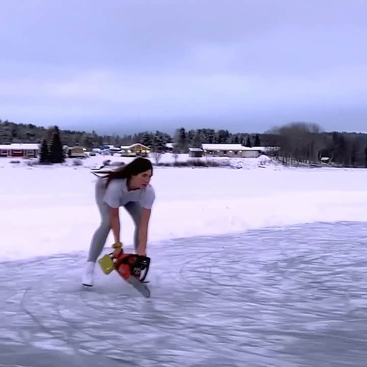 アレキサンダー・ワンのインスタグラム：「Bae: keep playing with me, you’re on thin ice. Me: -  📹 @shadrinsky ⛸ @juulemanuelle」