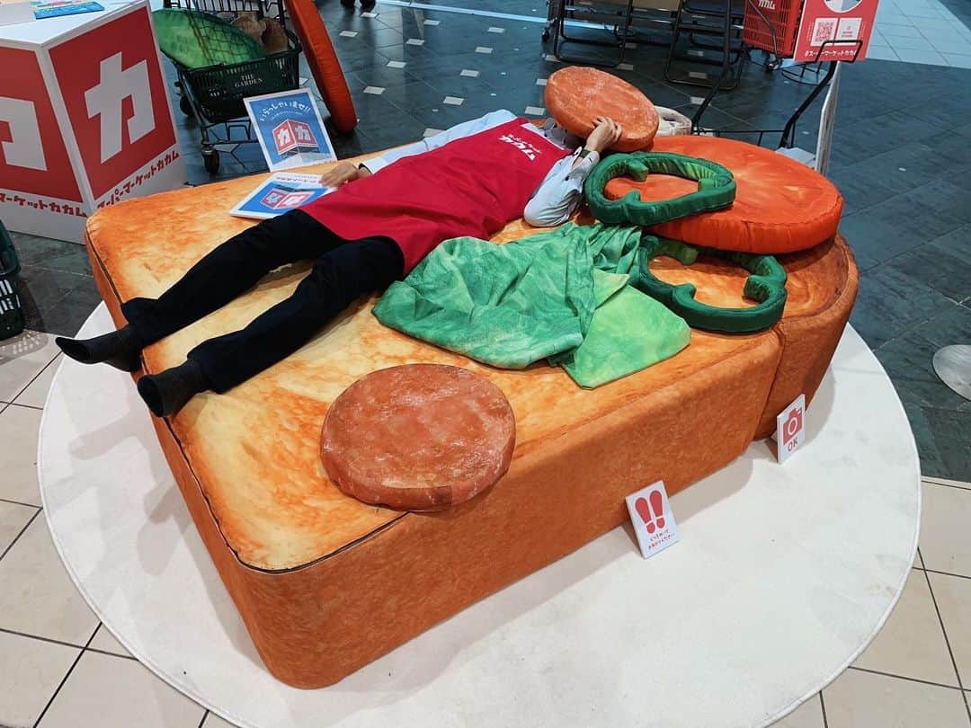 Paul Octaviousのインスタグラム：「🎅🏾 Dear Black Santa, please bring me a Bread Bed 🥪」