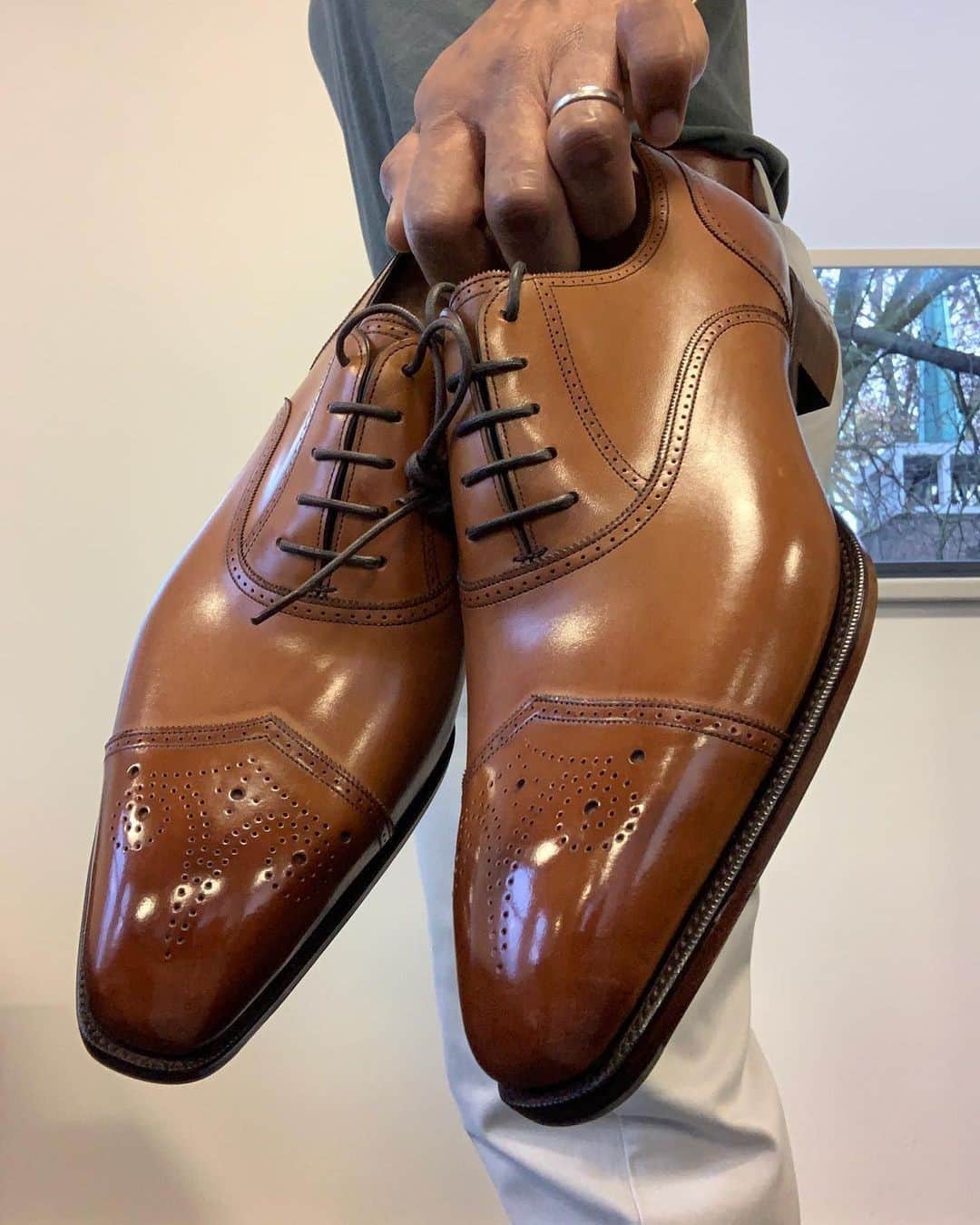 のインスタグラム：「Gaziano Girling Oxfords In Vintage Chestnut On The Square Deco Last!  Photo Credit: @ggdecoman . . . . . . . . .  #menstyle #classicshoes #elegantshoes #handwelted #handmadeshoes #classicfootwear #stylish #shoemaker #mensfootwear #bespokemakers #fashion #brspokemakers #bespokeshoes #mensfashion #madeinengalnd  #mensshoes #menswear #shoesoftheday #shoestagram #shoestyle #shoes」