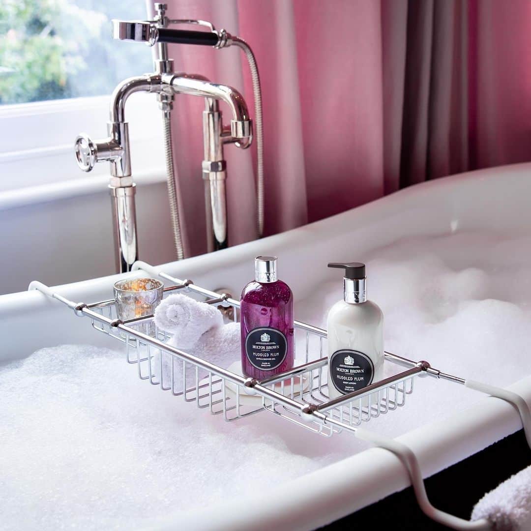 モルトンブラウンのインスタグラム：「Amidst one of the busiest times of the year, here's your reminder to make time for you. Take an hour or so out of your schedule, and sink into a bubble bath. We're choosing Muddled Plum tonight.」