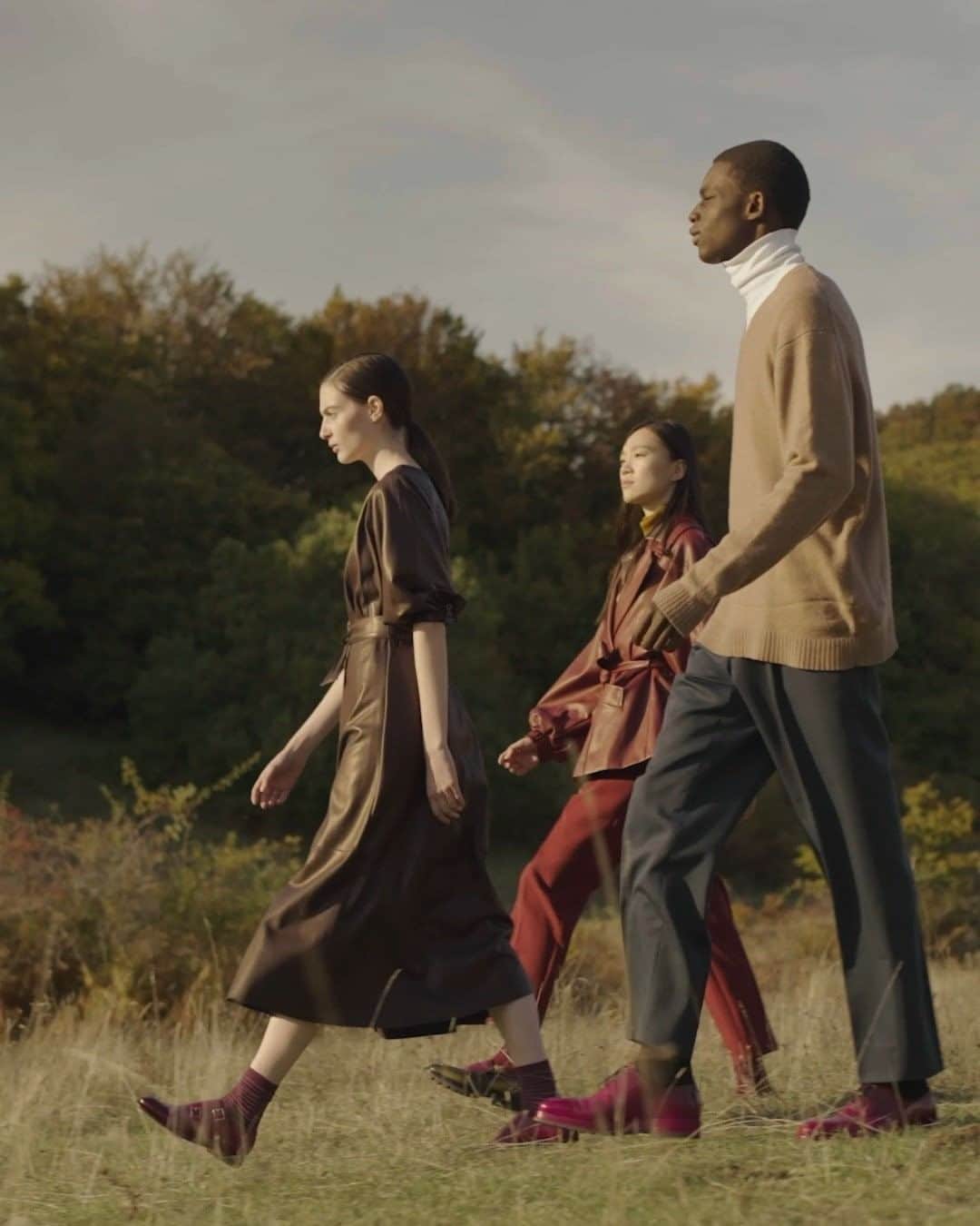 サントーニのインスタグラム：「An Autumn Walk: a story celebrating Santoni's FW20 collection, inspired by the territory of Le Marche.   #Santoni #SantoniFW20 #MadeinSantoni」