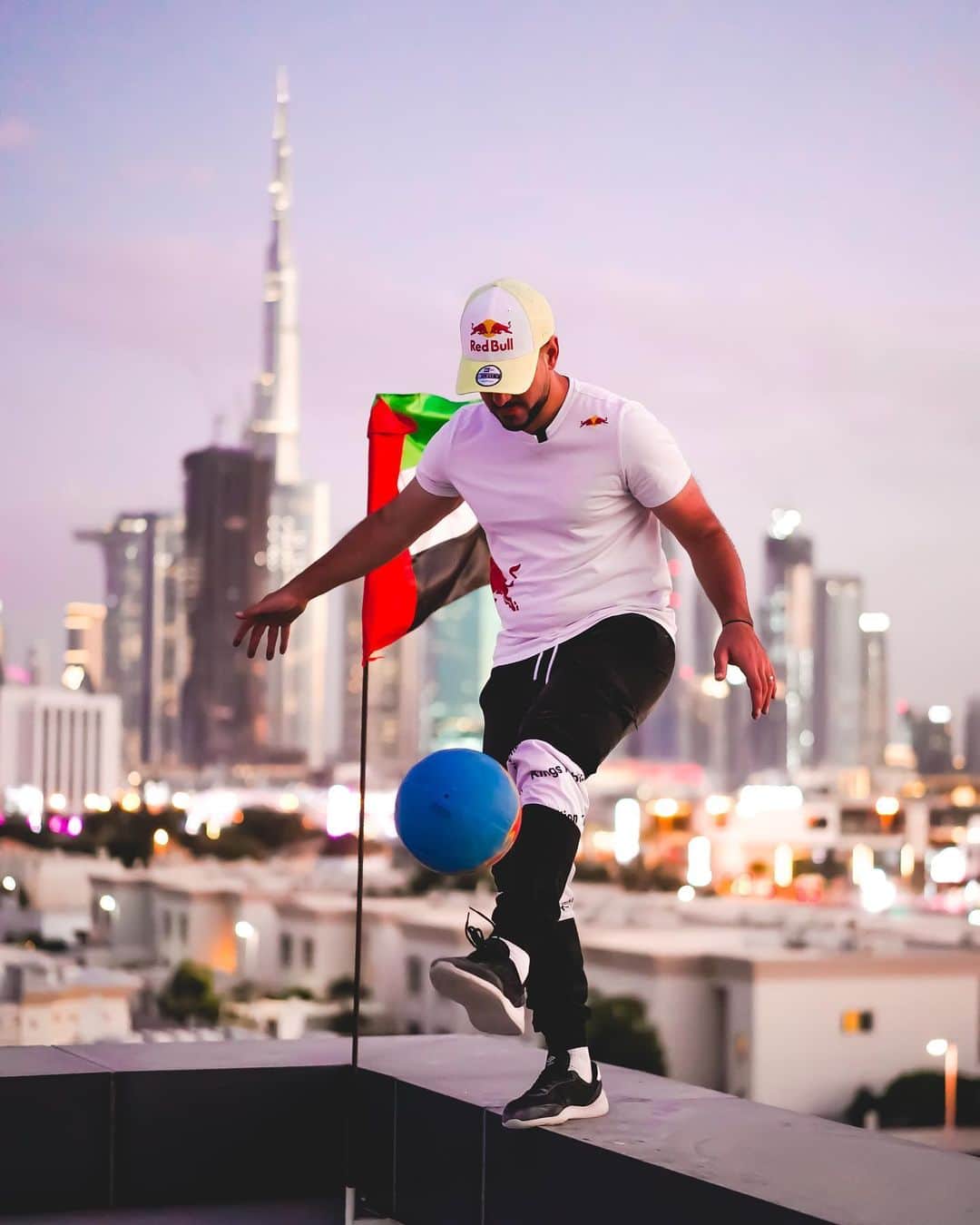 ショーン・ガルニエのインスタグラム：「Thank you guys for all your kind message about my recovery 🙏  Everything is going well for me, I will be back very soon !! 💪💪   📸 @lifetasy  #recovery #freestyle #dubai #seangarnier #urbanball #panna #nutmeg ##streetsoccer #thankyou」