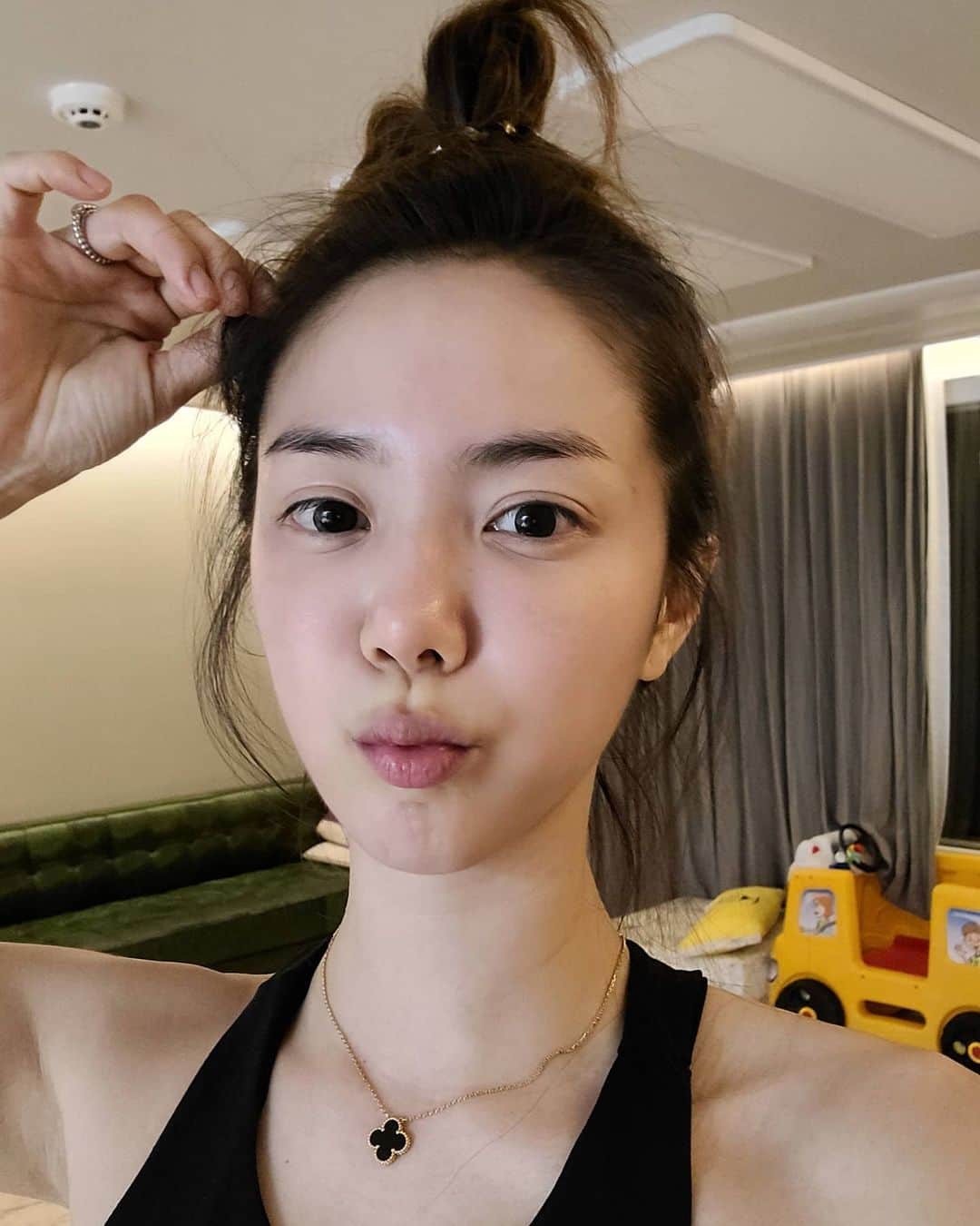 ユ・ハナのインスタグラム：「진짜 백만년만에 엄청하기싫었지만 머리에 상투를 틀고 무거운몸을 일으켜 스미슨생님 @smitruti1010 을 만났는데 자꾸 자다깨는 동글야끼때문에 홈트중에 세번을 뛰쳐올라가야했지만 그래도 어쨋든 유산소를 잘 끝냄👍 (전 아직 90년대 노래로 유산소가 좋아욧 슨생님😍)  오늘의 복근운동은 스미홈트가 아닌 용규홈트로 마무으리💪 그리고는 농심에서 나온 메밀소바를 먹는 남편옆에서 두젓가락먹은게 발동이 걸려 내 의지와는 다르게 막창을 굽고있는 내모습...나는 누구...여긴 어디....  (소금구이도 먹고싶고 불막창도 먹고싶었다..양파는 경계를 도울뿐)  다 먹고 씻고 눕고 보니... 새벽세시.. 배가 아직 부르다. .. 겟스키니랑 효소없었으면 상돼지가 되었을 각😅  배불러서 지금 TMI . . 🤣🤣  후.. 잠은 상당히 잘오겠드아」