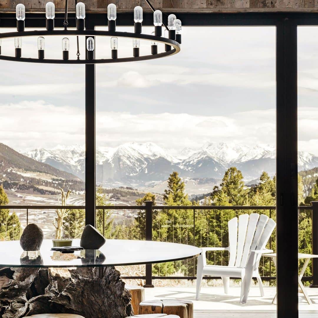 のインスタグラム：「“There is nothing better after a day of hiking, biking, skiing, or snowboarding than to sit in our hot tub admiring the stars,” says Superhost Ben of his secluded modern mountain chalet just a drive away from Yellowstone. Share your morning coffee with elk, deer, and grouse while enjoying the view of the Absaroka Range or spend some time in the swing fashioned from logs and wonder if you’re actually in a simulation and life is but a painting.  Discover new ways to holiday. Link in bio.」