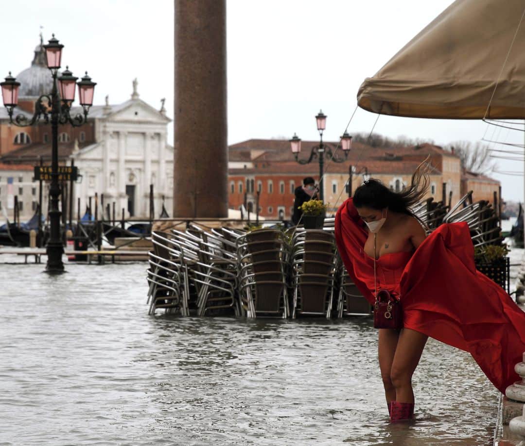 AFP通信さんのインスタグラム写真 - (AFP通信Instagram)「AFP Photo 📷 @pattaro.andrea - A view shows a model holding her dress on a flooded St. Mark's Square on December 8, 2020 following a high tide "Alta Acqua" event following heavy rains and strong winds, and the mobile gates of the MOSE Experimental Electromechanical Module that protects the city of Venice from floods, were not lifted.」12月9日 3時07分 - afpphoto