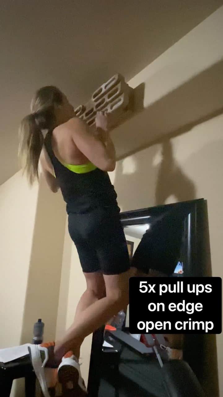 のインスタグラム：「I’ve been getting back to training with some stamina and finger strength programming. Here is a circuit for those of you looking to have some climbing-specific gym training that gets your heart pounding and your upper body working! (Make sure to do a proper hand warm up prior to this workout). Peace out surgeries; time to grind!   Set 1 (depicted in video) * 5x half crimp pull ups (15-20mm edge) * 5x half crimp pull ups with 3-5 sec lower (15-20mm edge) * 10 sec hang on 5-10mm edge * 4x30 sec sprint on airdyne (or rower or ski org); 10sec rests between 30 sec sprints * 5x open crimp pull ups (15-20mm edge) * 10 sec hang on 5-10mm edge   Repeat 3-5 sets for the burn!   I wore my new @Bose Sport Earbuds for this and I got super sweaty and was definitely impressed that they didn’t fall out no matter how much I moved on the bike. I’ve posted my Spotify playlist I work out to in my story link as well as a swipe up to get these epic high performance sport buds and help you feel #unstoppable  <3 #teambose」