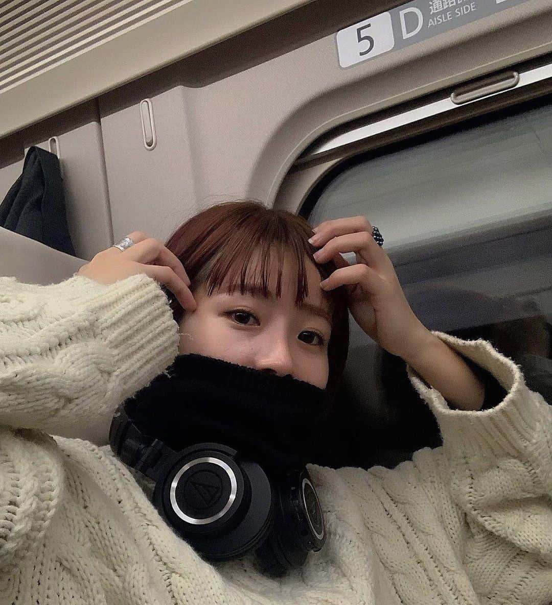 山本 絵里加のインスタグラム：「_ 同シリーズのマスクも以前紹介しましたが、、海外のメゾンブランドにも糸を提供している、シルクのプロHASEGAWAさんのネックカバーがこの冬大活躍🥲✨ @hasegawacorporation  カラーも14色もあって迷ったけど合わせやすいベーシックカラーを。 すぽっとかぶれて首回りでかさばらないのに楽ちんであったかいのがお気に入り♡ 自社一貫生産(日本製)で安心、糸に特殊な加工がしてあるのでふわふわに仕上がっているそう！ こちらクラウドファウンディングサイトMakuakeから購入できるみたいです！早ければ早いほどリターンも受けれます。サイトには公式アカウントのリンク先から飛べます🕊 #ネックウォーマー#pr#シルク#ふわふわ #ぽかぽか#Makuake#秋冬コーデ」