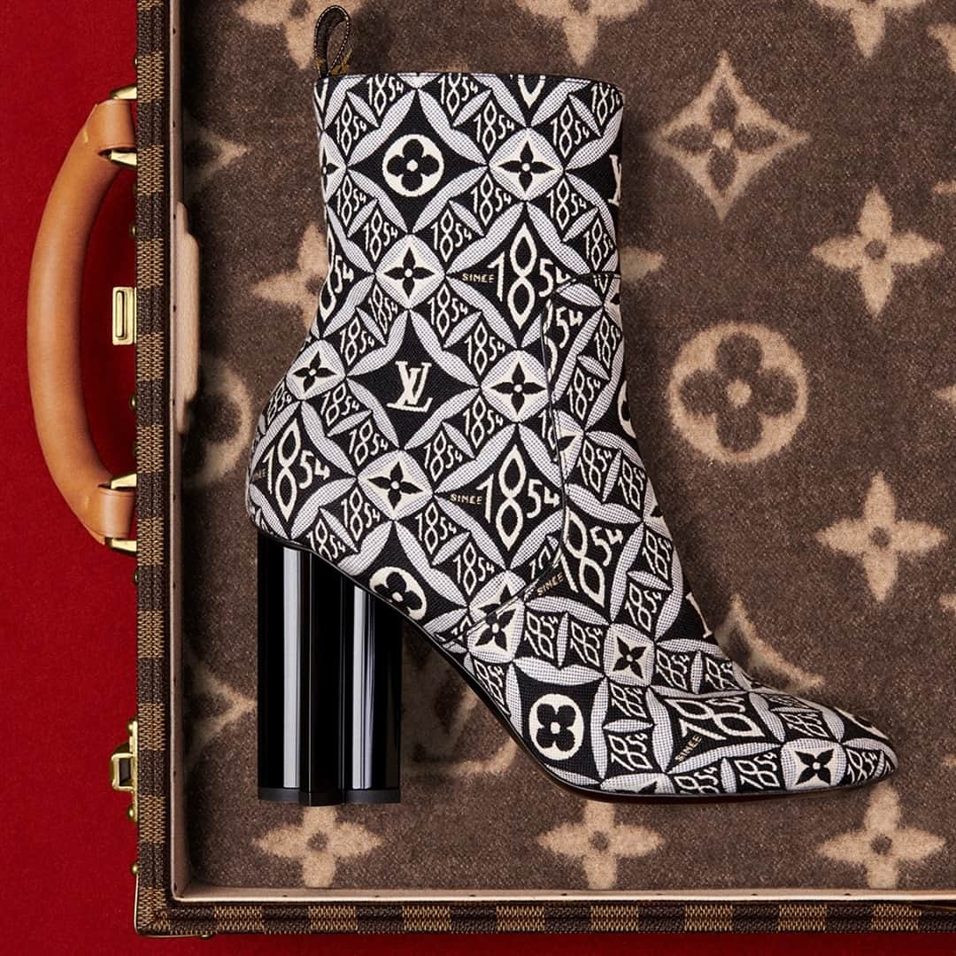 ルイ・ヴィトンさんのインスタグラム写真 - (ルイ・ヴィトンInstagram)「Festive accents. #LouisVuitton’s Silhouette Ankle Boots take on the season’s SINCE 1854 jacquard for added flair. Find more #LVGifts inspiration via link in bio.」12月8日 18時11分 - louisvuitton