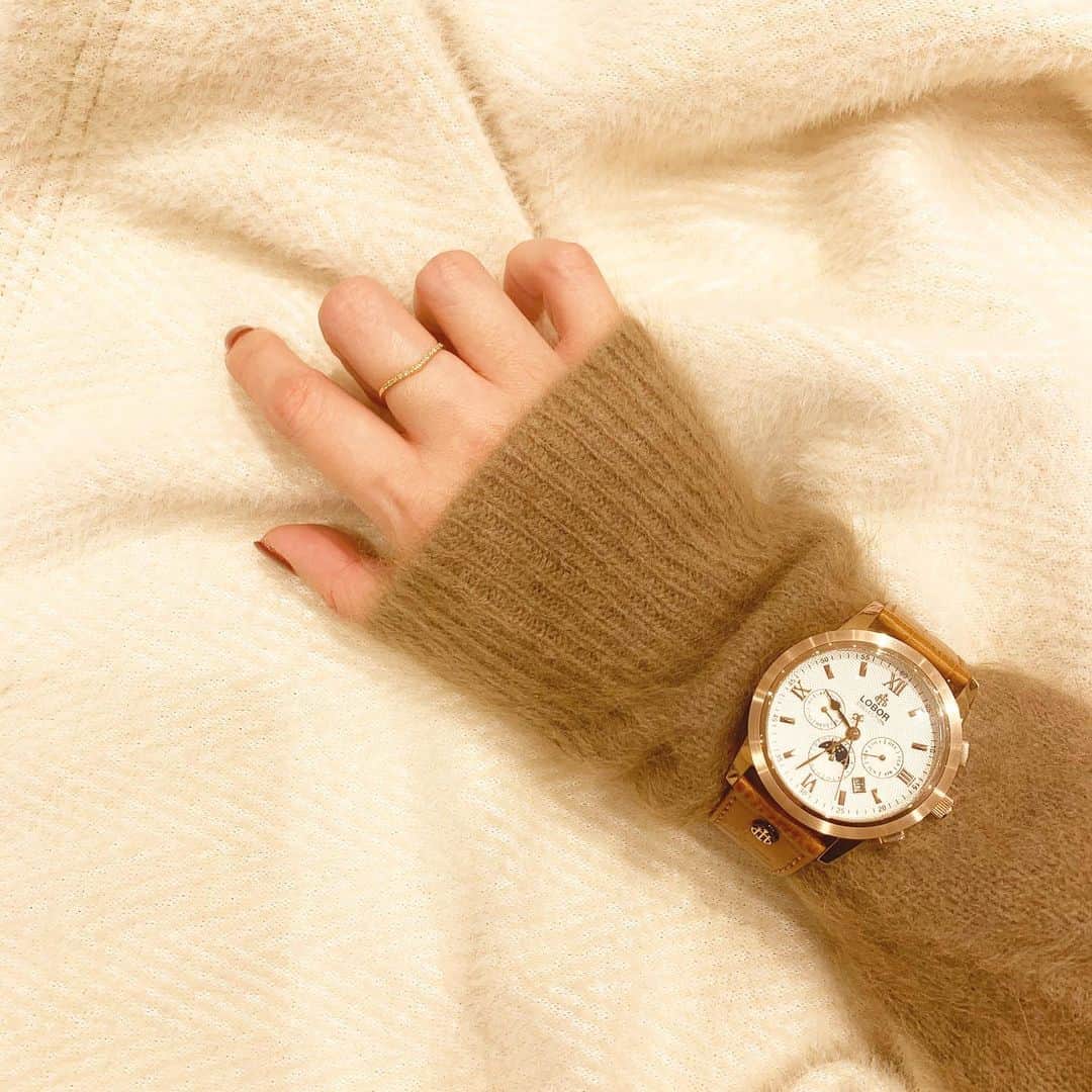 ruk6ruk6のインスタグラム：「最近のお気に入り🕰  ブラウンコーデが多いので初キャメル時計‼︎  @loborjapan   #lobor #ロバー #腕時計 #時計 #手元倶楽部 #プレゼント #ギフト #クリスマスプレゼント #ペアウォッチ  クーポンコードあるよー  【ruk6rla43】  10パーセントオフになるよー🙌  (クーポン使用期限は今日から1年間だよ）」