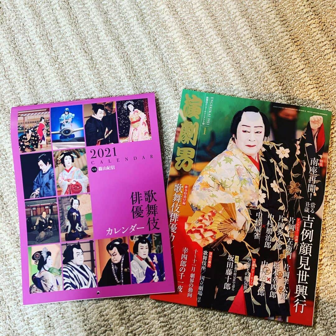 中村莟玉さんのインスタグラム写真 - (中村莟玉Instagram)「・ 演劇界1月号発売中です！ 書店でも！インターネットでも！ お求めいただけます。  付録は来年のカレンダー！もれなくもらえますよ〜 ぜひぜひ😊  #演劇界 #付録カレンダー #歌舞伎俳優の誕生日　　 #まるっと丸わかり  #ちなみに #我が高砂屋一門の誕生日 #夏期に集中しております笑」12月8日 18時12分 - kangyoku.maruru_official