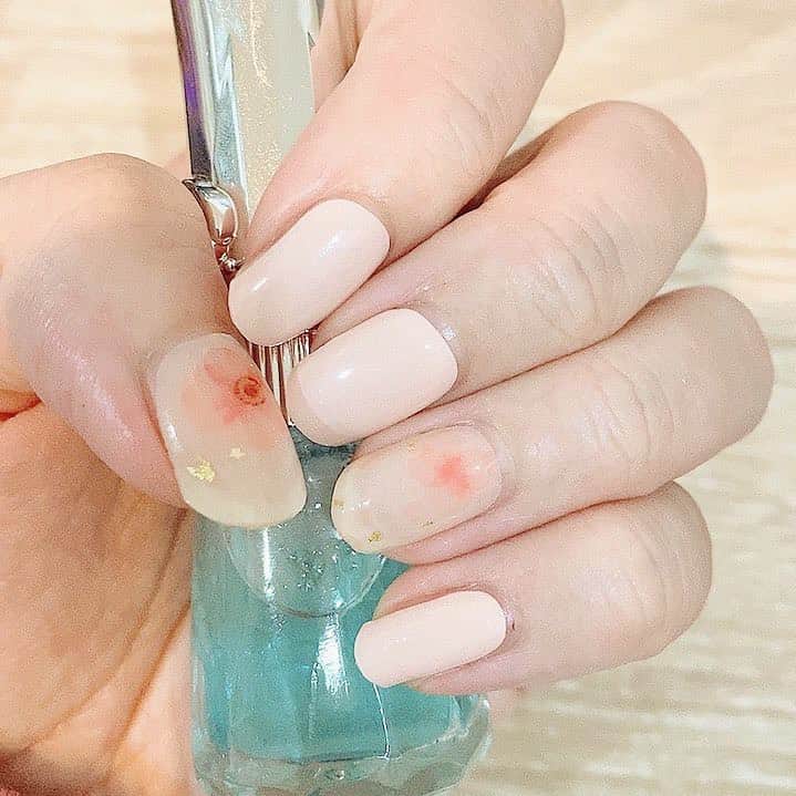 大谷咲子のインスタグラム：「#ohora 新作めちゃくちゃ可愛い🥰 押花ネイルのようで、暖かみのある色がお気に入りです。 秋冬デザイン、たくさん買いました✨ 3枚目のマットのものはリピートしたいくらいのお気に入りデザインです！ ネイルオイルは誕生日に美佳さんにいただいた　#jillstuart です🌸」