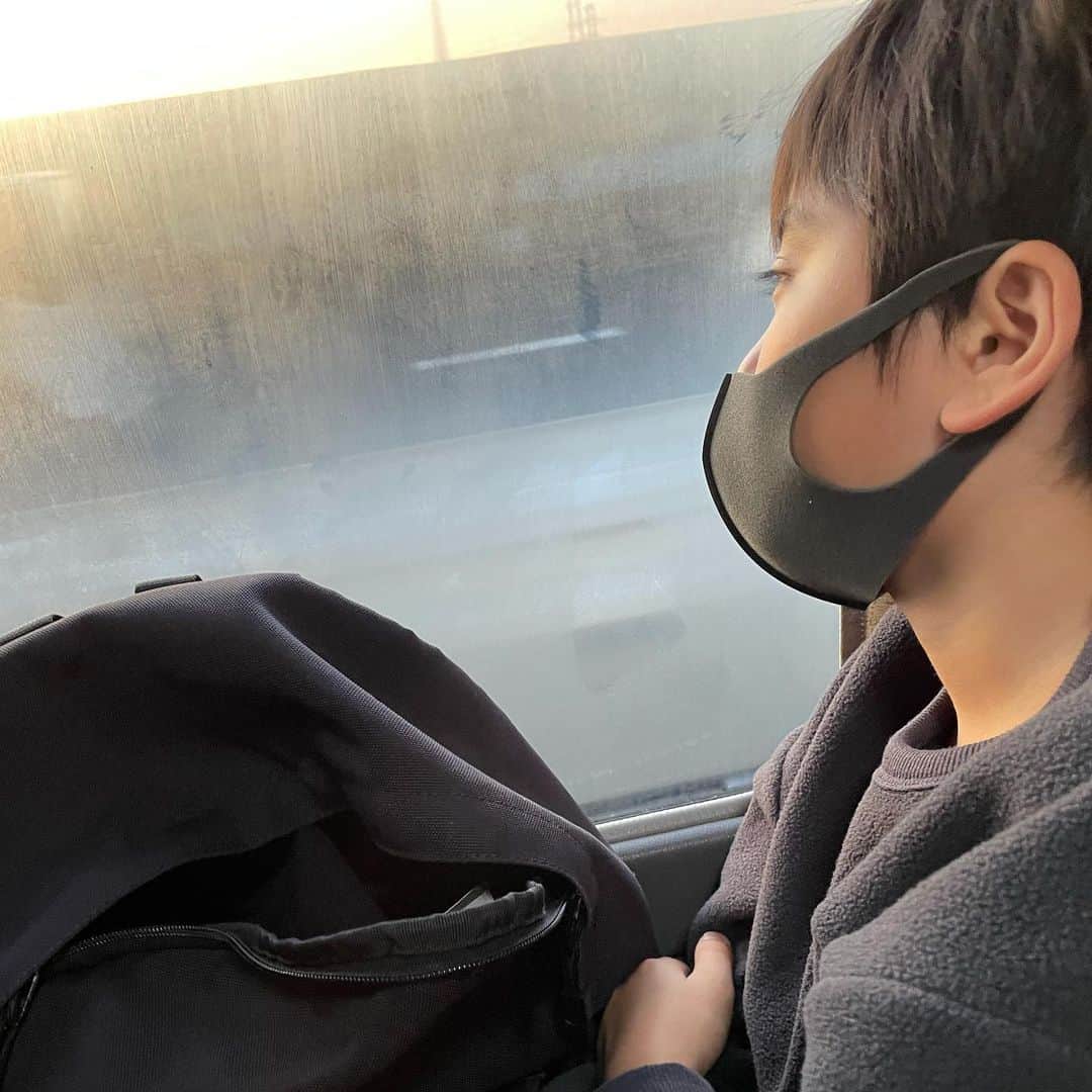 髙橋來さんのインスタグラム写真 - (髙橋來Instagram)「✳︎ こんにちは 髙橋來です。 ・ 撮影でバスに乗りました。 早く着かないかなぁ うとうと… ・ ・ ✳︎ #朝陽が昇る  #髙橋來」12月8日 18時13分 - rye.takahashi