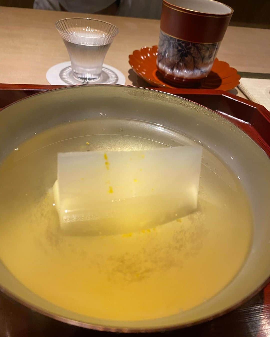 濱野りれさんのインスタグラム写真 - (濱野りれInstagram)「1 Michelin Star"富小路 やま岸"(Tominokozi Yamagishi) I couldn't make a reservation everytime I came to Kyoto. But this time, I finally could👏♥️  During the quarantine period, I had the ingredients sent from here. So I feel like not frist time, but actually it is😋  Kyoto Kaiseki that can only be tasted here, it was a feast💕 I'm looking foward to my next trip to Kyoto😘  ミシュラン一つ星⭐️ 京都【富小路 やま岸】へ💕 京都へ行くタイミングでいつも予約が空いてなくてやっと行くことができたの🥺✨  自粛期間中はやま岸さんにお世話になって気分は常連☺️笑 京都の懐石も雰囲気も沢山楽しめたよ💕 また関西に行くときはぜひお邪魔させてください♥️ . . #rirelog #yamagishi #tominokoujiyamagishi #KAISEKI #japanesefood #japaneserestaurant #kyotogourmet #kyotoeats #michelin #tabelog #kyotorestaurant #washoku #富小路やま岸 #やま岸 #懐石料理 #京都グルメ #予約困難店 #ミシュラン #京都旅行 #京都 #グルメ旅行」12月8日 18時19分 - riregram