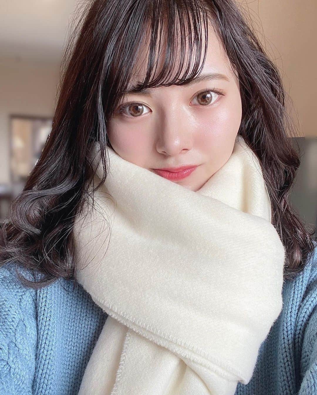 林桃絢美のインスタグラム：「☃️🤍  いつかの写真  #マフラー #マフラー女子 #冬コーデ  #サロンモデル希望 #サロモ #撮影モデル  #followforfollowback #f4f #likesforlike #l4l #🤍」