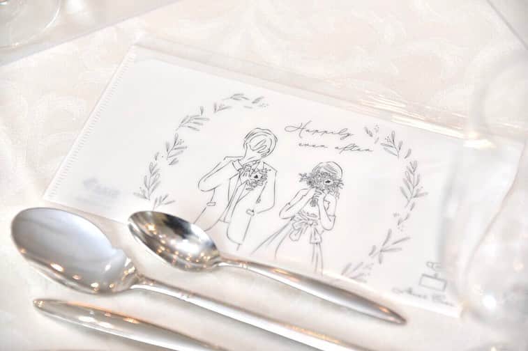 のインスタグラム：「#コロナ対策 の#マスクケース 😷 繊細なタッチのイラストで 会場全体とのコーディネートもバッチリです🍃✨  結婚式ではマスクの置き場所に困ることも… そんな時でもお洒落なマスクケースがあると 持ち歩きもできるのでおすすめです😉  ・・・ スマ婚は 「日本中の結婚式を、安く、美しく」をコンセプトに 安く上質な結婚式が挙げられるプロデュースサービスです🕊  お問い合わせは @smakon_official  プロフィールTOPのURLよりご連絡いただくか お気軽にお電話ください☎  #スマ婚 #結婚式 #プレ花嫁 #式場探し #式場迷子 #ブライダル #プレ花嫁準備 #結婚式準備 #披露宴演出 #結婚式場選び #プレ花嫁さんと繋がりたい #全国の花嫁さんと繋がりたい #2020秋婚 #2020冬婚 #2021春婚 #2021夏婚 #2021秋婚 #関東花嫁 #東海花嫁 #関西花嫁 #スマ婚花嫁 #スマ婚レポ #卒花嫁レポ #結婚式準備レポ #卒花レポ #ウェディング #会場コーディネート #ナチュラルウェディング」
