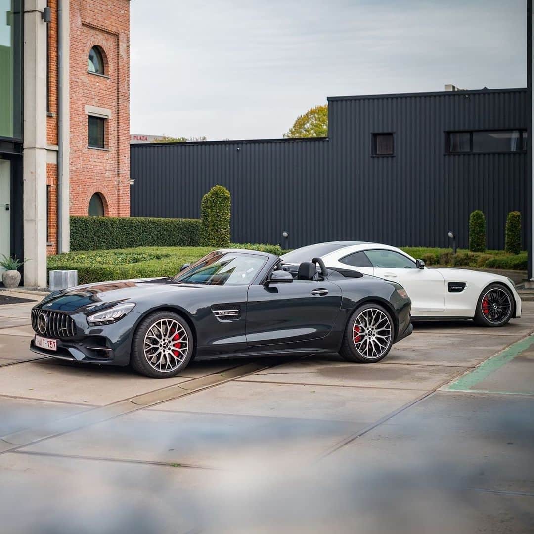 Mercedes AMGさんのインスタグラム写真 - (Mercedes AMGInstagram)「Double trouble! Want to decorate your walls with the Mercedes-AMG GT family? Then click on the tags to get your 2021 calendar.   📷 @woodmonkeyphotos   #DrivingPerformance #MercedesAMG #AMG」12月8日 18時23分 - mercedesamg