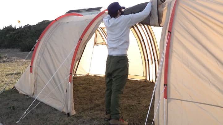 赤髪のともさんのインスタグラム写真 - (赤髪のともInstagram)「今日の実写動画は久々に再会した友達と冬キャンです。 大きなカマボコテントに1人用のテントを入れるカンガルースタイルに挑戦！ひとりでは味わえない楽しいキャンプになっておりますw YouTubeで投稿したのでチェックよろしくお願いします。 #冬キャン #カンガルースタイル」12月8日 18時23分 - tomo0723sw