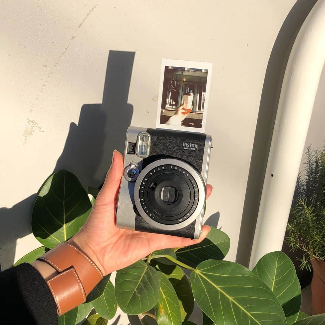 のインスタグラム：「﻿ 【チェキを連れてカフェ巡り】﻿ ついつい持ち歩きたくなるクラシックなデザインがお洒落なinstax mini 90 ネオクラシック📷﻿ ﻿ カフェ巡りした時の思い出をチェキと一緒に残して見返すのも楽しいですよね！💯﻿ ﻿ 皆さんもぜひ試してみてくださいね☺️﻿ ﻿ ---------------- ﻿ チェキで撮影した写真に当アカウントのタグ付を行い、#チェキ  #instax を付けて投稿してください📷✨ ﻿ 素敵な写真は、本アカウントにてご紹介をさせて頂きます！﻿  あなたの#チェキ活用術 も募集中です🌟 ﻿ ----------------﻿ ﻿ ﻿ #マイチェキ #instaxlife #cheki #instaxmini90 #mini90 #instaxmini #FUJIFILM #富士フイルム #インテリア好きな人と繋がりたい #置き画 #置き画くらぶ #ミニマルデザイン #シンプルインテリア #シンプルデザイン #一人暮らし #ガジェット好き #ガジェット好き #クラシックカメラ #カメラ男子 #カフェ巡り #東京カフェ #東京カフェ巡り #instax #チェキ﻿ ﻿ ﻿」
