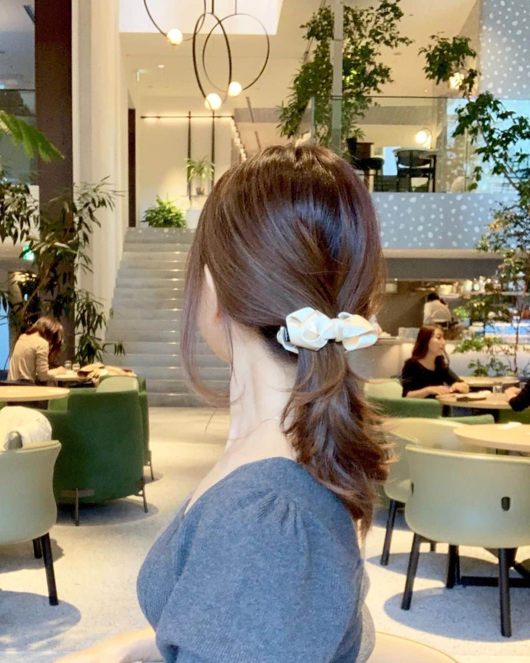 宮田綾子さんのインスタグラム写真 - (宮田綾子Instagram)「⁑ まとめ髪に可愛いヘアクリップ🎀 @angebloom_official  しっかりと留まってズレにくくて折れにくいのがおすすめポイント！ さりげなく付いてるABロゴマークも可愛いよ♡ 横づけにするとリボンが立体的に見えてお洒落〜さっと留められるのでカバンに入れてます♪  #angebloom #アンジェブルーム #バナナクリップ #ヘアクリップ #バナナクリップアレンジ #ヘアクリップアレンジ #大人可愛いアクセサリー #pr #宮田綾子 #セミロング #セミロングヘア #髪型アレンジ #髪留め #リボン #まとめ髪 #まとめ髪アレンジ #抜け感ヘア #抜け感ヘアー #こなれヘア #こなれ感 #ツヤ髪 #ヘアアレンジ #ヘアスタイル #おしゃれさんと繋がりたい #おしゃれママ #代官山カフェ #代官山ランチ #あやカフェ #ザラジョ #zara  ___________________∞__________________  インスタコンサルティング 受付中 詳細は @ayako__miyata  プロフィールURLよりご覧ください﻿﻿﻿﻿ ___________________∞__________________」12月8日 18時36分 - ayako__miyata