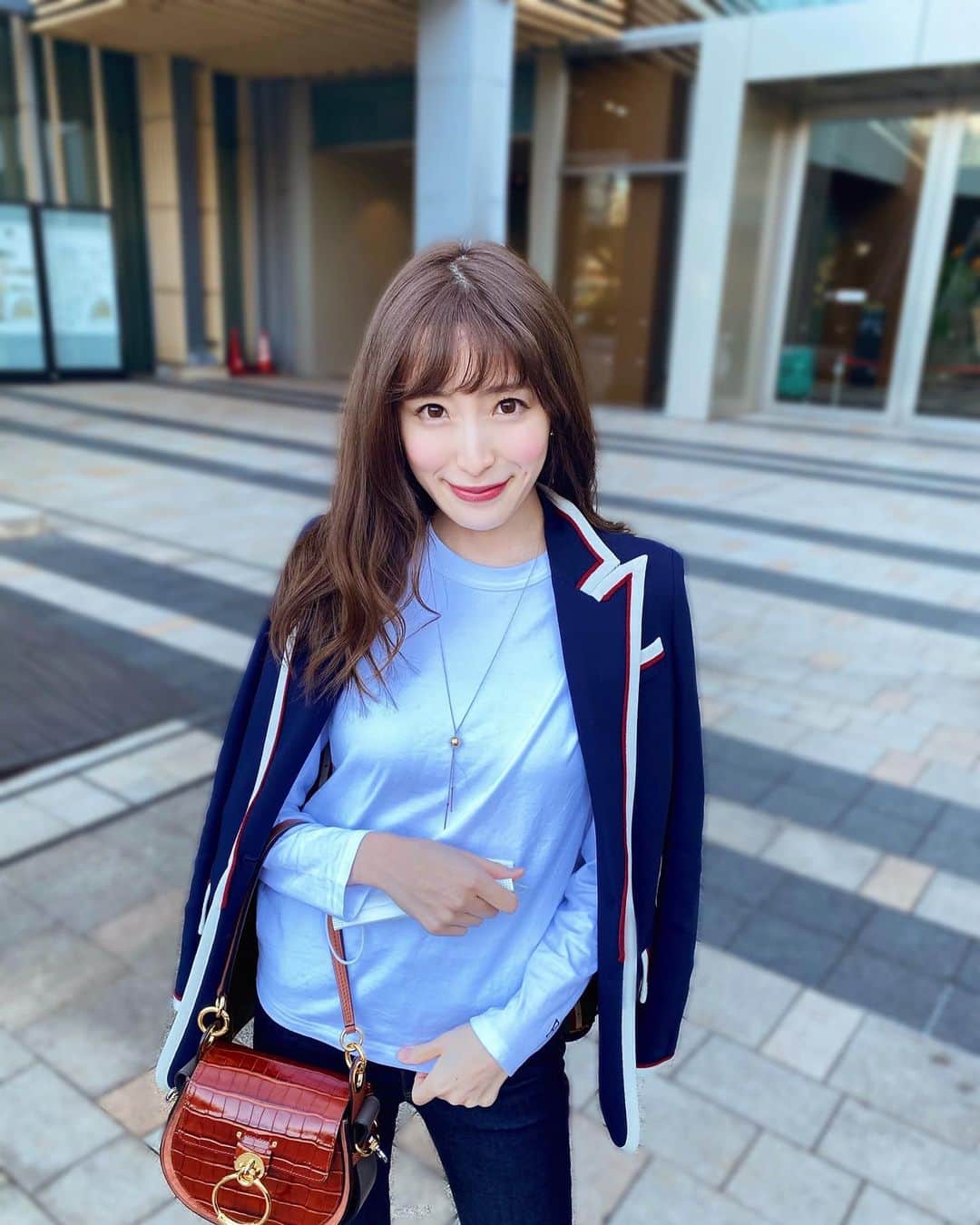 小林真由のインスタグラム：「数ヶ月前にICLをしてから世界が変わって未だに感動感激してます🥺﻿ #視力回復手術  ﻿ まだ夜中の授乳でもメガネを探すし、夜はコンタクト取ろうとしちゃうし、起きた瞬間から何でも見えることがなかなか信じられない。笑﻿ 20年付き合ってきたメガネ生活とお別れして本当に快適🙇‍♂️🙏✨﻿ ﻿ きっと子供達も目が悪いかな..と思うと申し訳ないなぁ😭﻿ ﻿ ﻿ jacket: #gucci﻿ tops: #regleam  pants: #zara﻿ bag: #chloe﻿ ﻿ ﻿ ﻿ #ファッション #コーデ #ママコーデ #女の子ママ #男の子ママ #イタリアン #ママライフ #コーディネート #2歳 #生後4ヶ月 #ベビー #二人育児 #グッチ #ザラ #クロエ #icl」