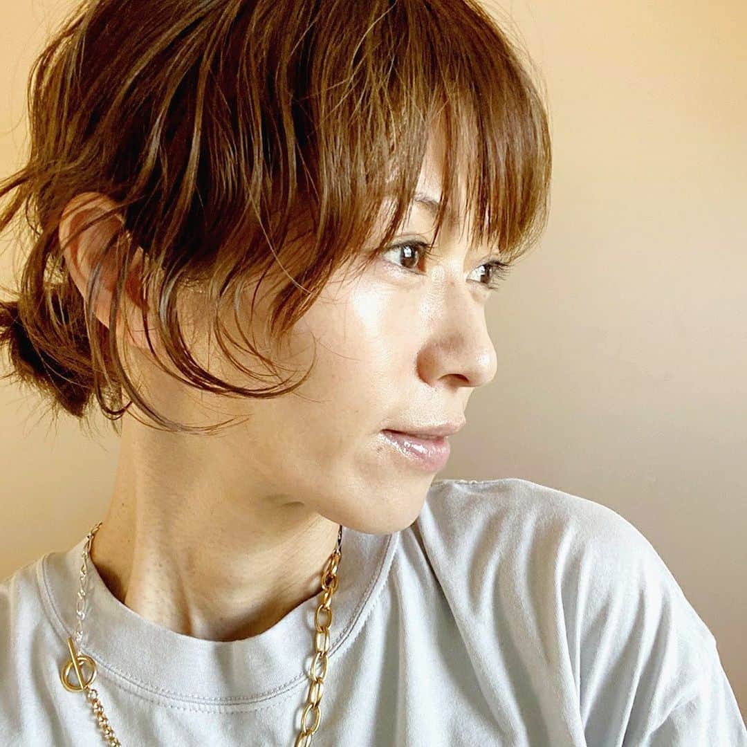 畑野ひろ子のインスタグラム：「秋冬はとにかく乾燥が気になる季節。  今年はエリクシール アドバンスドでケアを始めました！  普段からエイジングケアに欠かせないのは保湿ですよね。  この化粧水と乳液は、うるおいをしっかり蓄える 独自処方によってハリを与えてくれるみたい😊  たっぷりつけることで、化粧水と乳液だけでお肌も大満足してるし、頬につや玉ができることに感激してます！  #ad  #エリクシール  #エイジングケア  #つや玉続く化粧水乳液  #年齢に応じたうるおいケア  @elixir_official_shiseido」