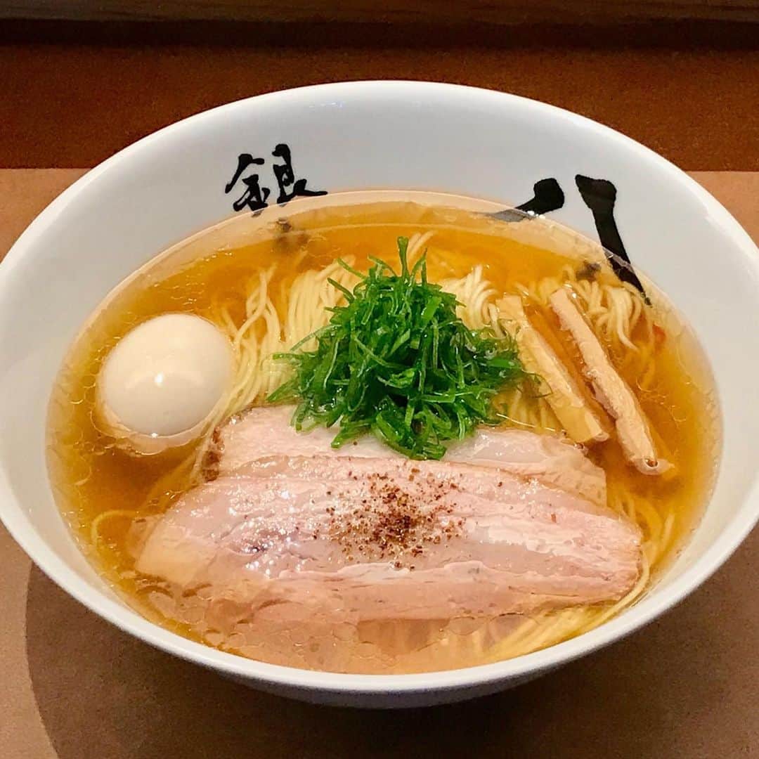 The Japan Timesさんのインスタグラム写真 - (The Japan TimesInstagram)「It takes more than just patience, persistence and a willingness to wait in line if you want to eat at Ginza Hachigo. But it may be worth it for one of the most unusual — and outrageously excellent — bowls of ramen anywhere in Tokyo. The amber-gold, clear broth that bathes the long, straight noodles is simultaneously light, rich and deeply complex, with only the barest glister of oil across the surface of the bowl. Click on the link in our bio for the full story. 📸 Robbie Swinnerton (@tokyofoodfile) . . . . . . #Japan #Tokyo #Ginza #ramen #Michelin #Michelinstar #Michelinguide #japanesefood #instafood #japantravel #travel #japantimes #日本 #東京 #銀座 #ラーメン #ミシュラン #ミシュランガイド #食事 #食べ物 #美味しい #おすすめ #🍜」12月8日 18時31分 - thejapantimes
