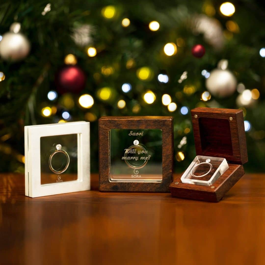 SORA ≪SORA表参道の公式アカウント≫さんのインスタグラム写真 - (SORA ≪SORA表参道の公式アカウント≫Instagram)「@sora_omotesando . クリスマスのサプライズプロポーズをサポートする #ダイアミューズ シリーズをご紹介🎄✨  SORAでは、ダイヤモンドでプロポーズする方法を おすすめしています！  パートナーの指輪のサイズやデザインの好みが分からない、 といった悩みを解決するだけでなく 婚約指輪を一緒につくる喜びを分かち合えますよ♪  人気のダイヤミューズシリーズは3種類。  ・ウッド（店頭販売／刻印入れ可能） ・メタル（店頭販売／刻印入れ可能） ・ポケット（オンライン販売／刻印入れ不可）  プロポーズシーンやご予算に合わせてご検討くださいね。  ダイヤモンドの選び方など、 ご不安な点はいつでもSORAへご相談くださいませ！  ------------------- ▽「ダイアミューズ」シリーズ https://www.sora-w.com/service/propose/  ▼オンラインショップで購入する https://www.sora-w.com/gallery/engagement/diamuse-pocket/  ▽SORA公式サイトはTOPのURLからcheck * >>> @sora_omotesando . --------------- ぜひ『 #結婚指輪sora 』のハッシュタグで SORAの写真を投稿してくださいね＊* こちらのアカウントでリグラムさせていただきます♪ . #結婚指輪 #婚約指輪 #指輪 #表参道 #オーダーメイド #プレ花嫁 #ブライダル #ウェディング #手作り #bridal #wedding #マリッジリング #エンゲージリング #金属アレルギー #金属アレルギー対応 #bridalring #weddingring #手作り指輪 #ペアリング #ご褒美ジュエリー #Marriage #刻印リング #宇宙 #ジルコニウム #ソラ #オーダーメイドリング #クリスマス #クリスマスギフト」12月8日 18時31分 - sora_omotesando