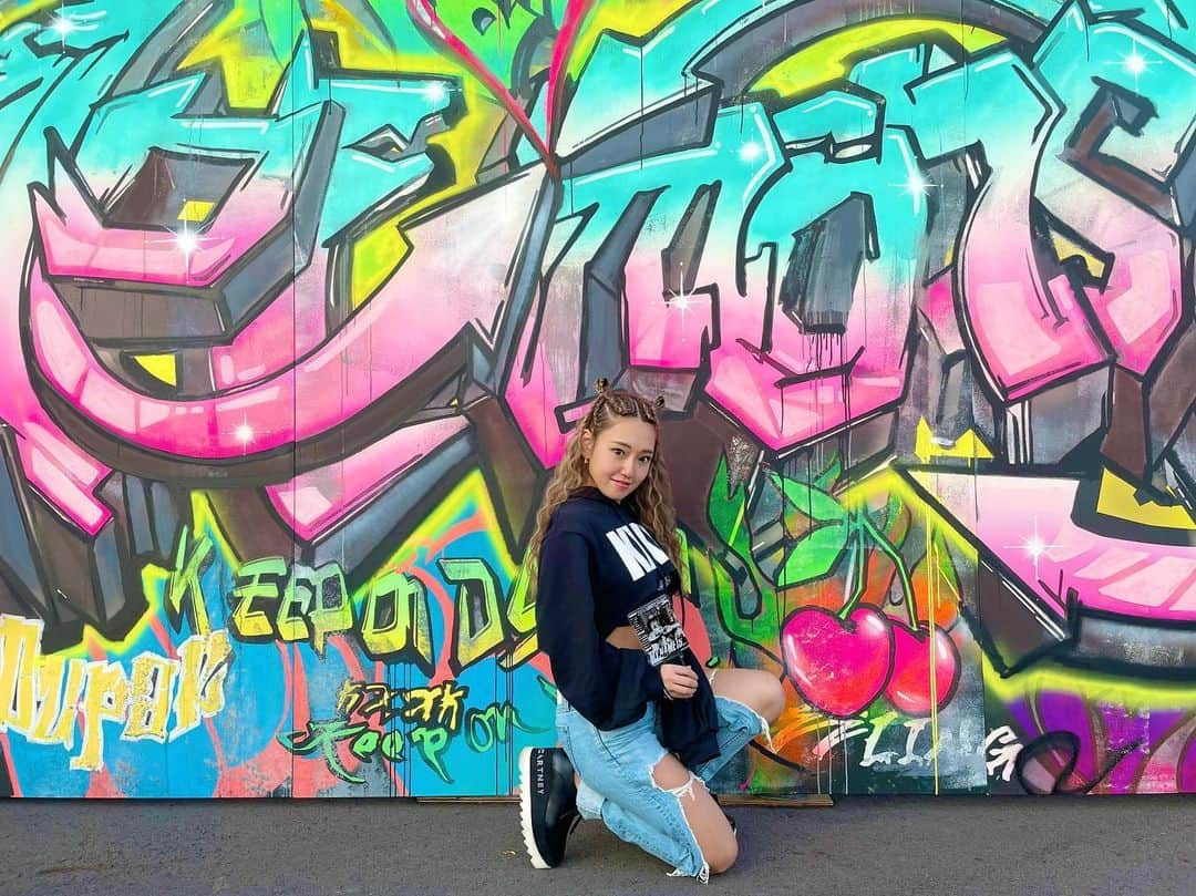 MIYAKOのインスタグラム：「. この壁は、PVで実際に使われた壁✨ @kodakumi_official  .  #kodakumi#monster#20thanniversary#mynameis#tokyo#fashion#ライブコーデ#倖田來未#ライブヘアー#20周年」