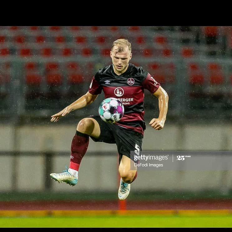 ヨハネス・ガイスのインスタグラム：「Focus ⚽️⚽️⚽️  #immerweiter🔴⚫️」