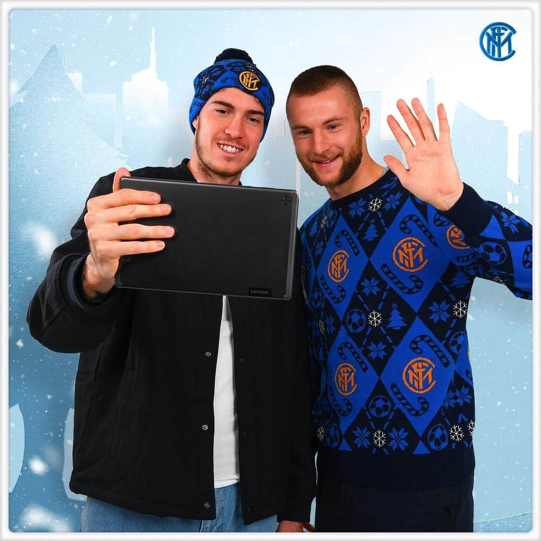 インテルナツィオナーレ・ミラノさんのインスタグラム写真 - (インテルナツィオナーレ・ミラノInstagram)「WISHES 👋🎄⚫️🔵 We could be far, but we can be magic. Give your best black and blue wishes with the Inter #Christmas Collection. Link in bio 📲 #Inter #ForzaInter #InterXmas」12月8日 18時33分 - inter