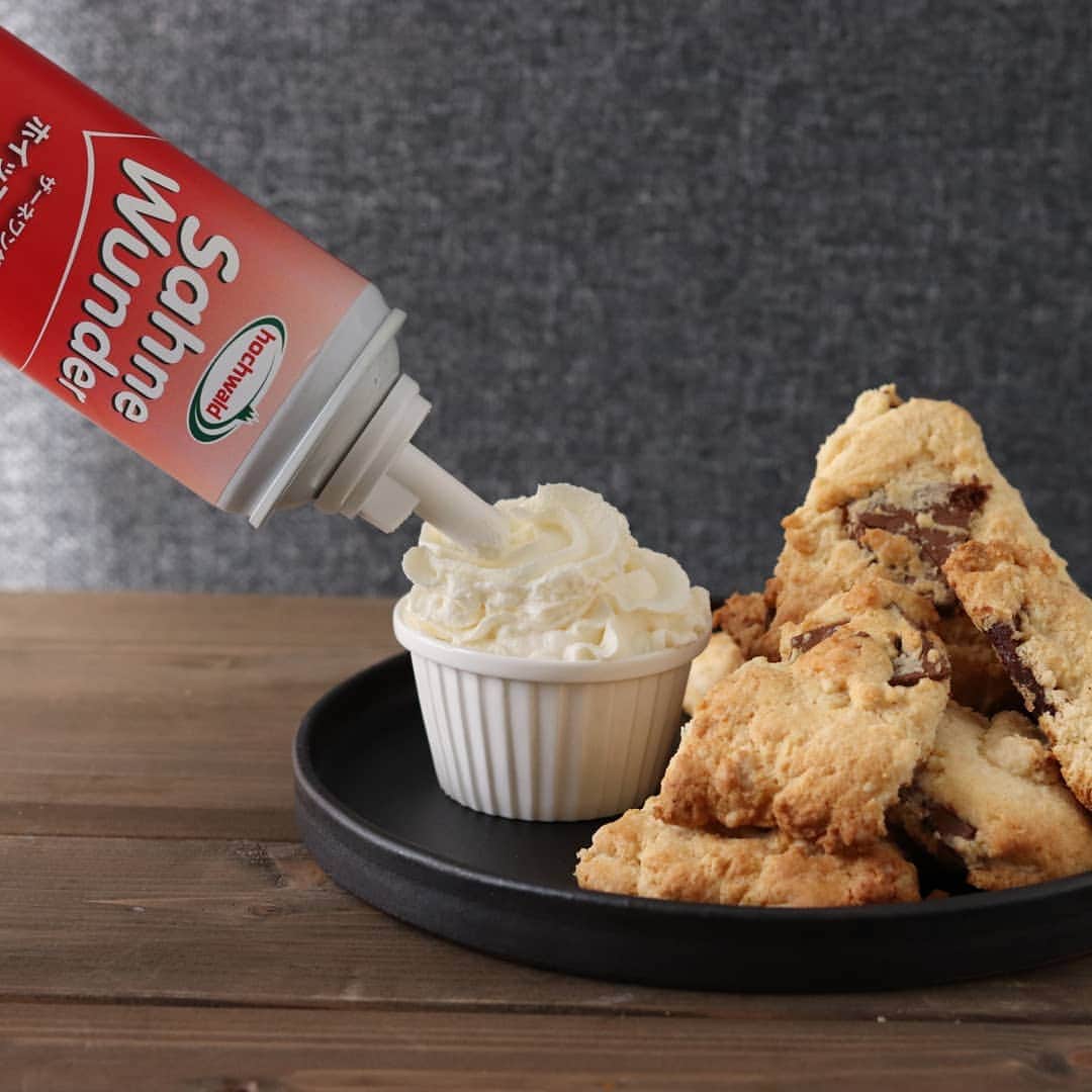 ザーネワンダー公式Instagramさんのインスタグラム写真 - (ザーネワンダー公式InstagramInstagram)「レシピあり🍫✨ 「チョコスコーン」の作り方 * 作業時間10分でできる簡単スイーツ☝️ スコーンが重いので、軽めな口当たりのホイップクリームとの相性がとても良いですよ✨ たっぷりつけて召し上がれ〜♪ * 今回のレシピは、 @moaiskitchenさんに作ってもらいました！ * [モアイズキッチン さんからのワンポイント] ホットケーキミックスを使って少ない材料で作るチョコスコーンです。 生地は焼く時に膨らむので、スコーンの間隔はしっかり空けて焼いてください！ * * ぜひ参考に作ってみてくださいね！ * * 【クリスマスホームパーティープレゼントキャンペーン実施中！】 . おうちで手軽に楽しめる『ザーネワンダーホイップクリーム』@sahnewunder_jpと玄米由来のスーパーフード『オーガニック焙煎玄米』@brownricecafeのクリスマスキャンペーン！ . @sahnewunder_jp と @brownricecafe をフォロー、この投稿にいいね！をしてくれた方の中から5名様に、おうちでおいしいドリンクやデザートが楽しめる商品セットをプレゼント！コラボレーションレシピもご紹介していきますので、応募して作ってみてね！ . ●応募方法 ①	@sahnewunder_jp 、@brownricecafe のアカウントをフォロー ②	この投稿をいいね！ . ●応募期間 2020年12月15日 23:59まで . ●プレゼント賞品 ザーネワンダーホイップクリーム ザーネワンダーチョコレート オーガニック焙煎玄米シロップミックス オーガニック焙煎玄米パウダー 各1本、5名様 . ●当選発表 当選者の方へDMにてご連絡させていただきます。 . ●注意事項 賞品の発送は日本国内に限らせていただきます。 お一人様1回までのご応募となります。 お届けする商品は変更になる場合があります。 選定や決定に関するご質問にはお答えできかねます。 本キャンペーンはInstagramが支援、承認、運営、関与するものではありません。 * * ∴♔∴∴♔∴ Ⓡ Ⓔ Ⓒ Ⓘ Ⓟ Ⓔ ∴♔∴∴♔∴ * 「チョコスコーン」 * 【材料】 ホットケーキミックス…150g バター…40g 牛乳…40ml 板チョコ…1枚 ザーネワンダーホイップクリーム…適量 * * 【作り方】 ①バターを耐熱ボウルに入れ、レンジ600Wで50秒加熱し溶かす。 * ②ホットケーキミックスを加え混ぜ、牛乳を加えて、全体が混ざってきたら、板チョコを小さく割りながらさくっと混ぜる。 * ③天板にクッキングシートをひき、2を丸く伸ばしたら、包丁で8等分にカットする. * ④スコーンの間隔をあけて、170℃のオーブンで25分焼く。仕上げにザーネワンダーホイップクリームを絞る * * #ザーネワンダー #ホイップクリーム #生クリーム * #今日のごはん #手作りごはん #簡単レシピ #おかず #レシピ #食卓 #節約 #献立 #家庭料理 #節約生活 #自炊 #ランチ #家ごはん #時短レシピ #簡単レシピ #おいしい #料理 #美味しい #おうちごはん #手作り料理 #手料理 #料理好きな人と繋がりたい #スイーツ好きな人と繋がりたい #カフェレシピ #チョコスコーン #ホットケーキミックス」12月8日 18時34分 - sahnewunder_jp