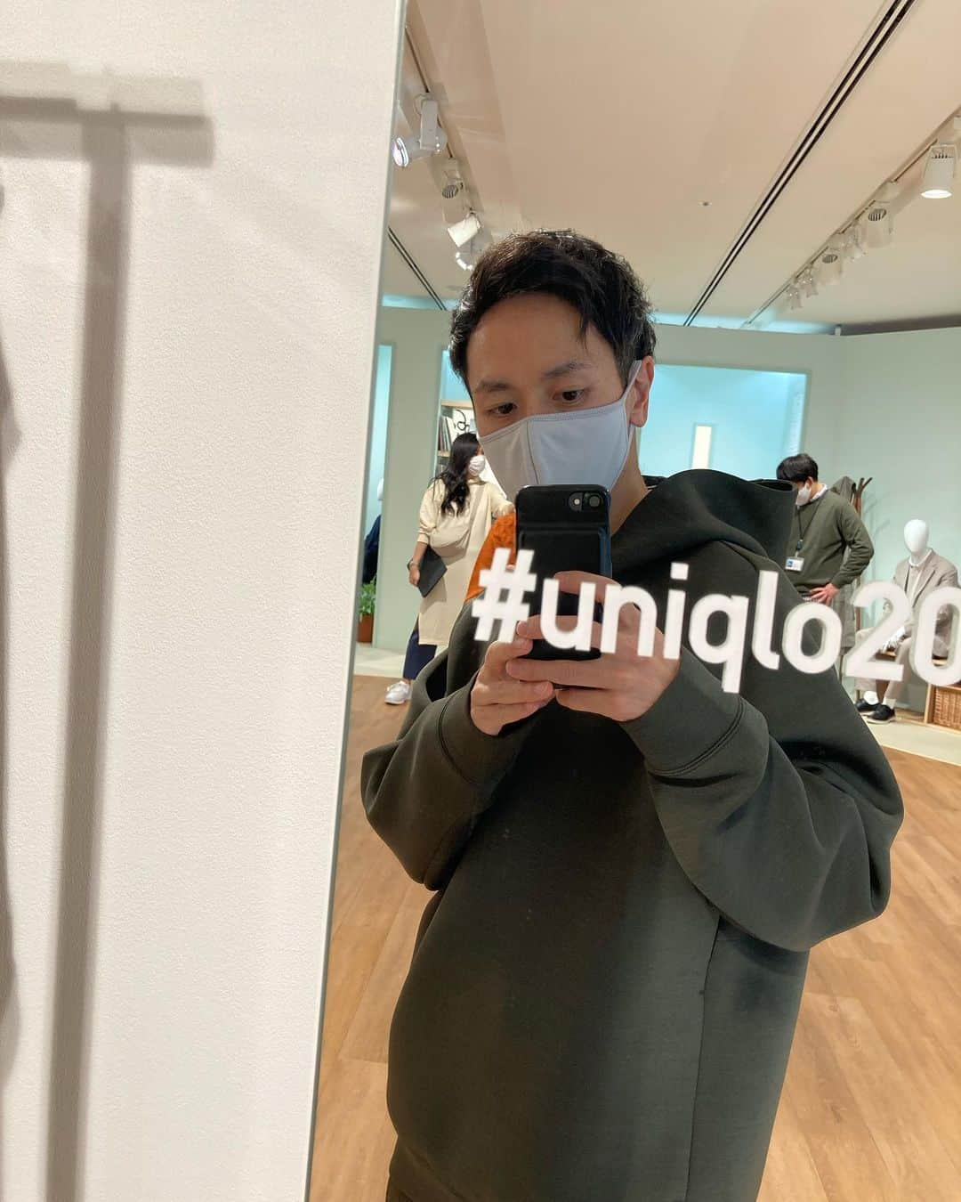 gd2dgのインスタグラム：「UNIQLOの2021 Spring&Summer展示会に行ってきました✨  毎回入口を入った瞬間からワクワクします！一足先に新作に触れられる貴重な時間を満喫します☺️  たくさんの物欲をくすぐるアイテムがあったので紹介します✨  ウルトラストレッチドライスウェットプルパーカ！  レディースでは出ていて、すごく軽くて触り心地も気持ち良くて欲しいなって思っていたけど、男性では丈が短すぎておへそが出てしまうので絶対着れないから悔しい思いをしましたが、とうとうメンズで登場しました✨✨ これは激オススメです！ ホビのオススメポイントには興味ないかもしれませんが聞いてください笑 こちらのパーカーの着た時のフードの立ち方が最高です！ えっ！カッコいいって普通に驚きます！！小顔効果も抜群です！ 動画で上手く伝えたかったのですが失敗しましたww  私が着ているのはLサイズです。  もう一つおすすめは、 ウォッシャブルニット！ ユニクロのニットは毎日と言えるほどお世話になっていますが、ガンガン洗っても大丈夫な、これもうTシャツ感覚なのでわ？って感じのニットが登場しました。 クリーニングは面倒だから何でもかんでも家で洗いたい派の僕にはピッタリな商品です✨  ぜひ気になったらチェックしてみてください😚👍  #uniqlo  #unqlo2021ss #ユニクロ2021春夏 #ユニクロ」