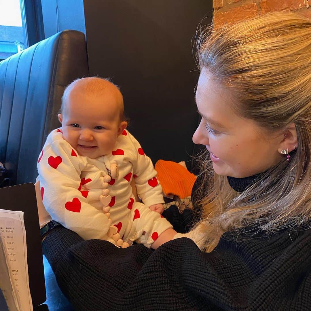 ケヴィン・デ・ブライネのインスタグラム：「Happy bday to my beautiful wife and the best mom to our 3 kids 😻 @lacroixmichele」