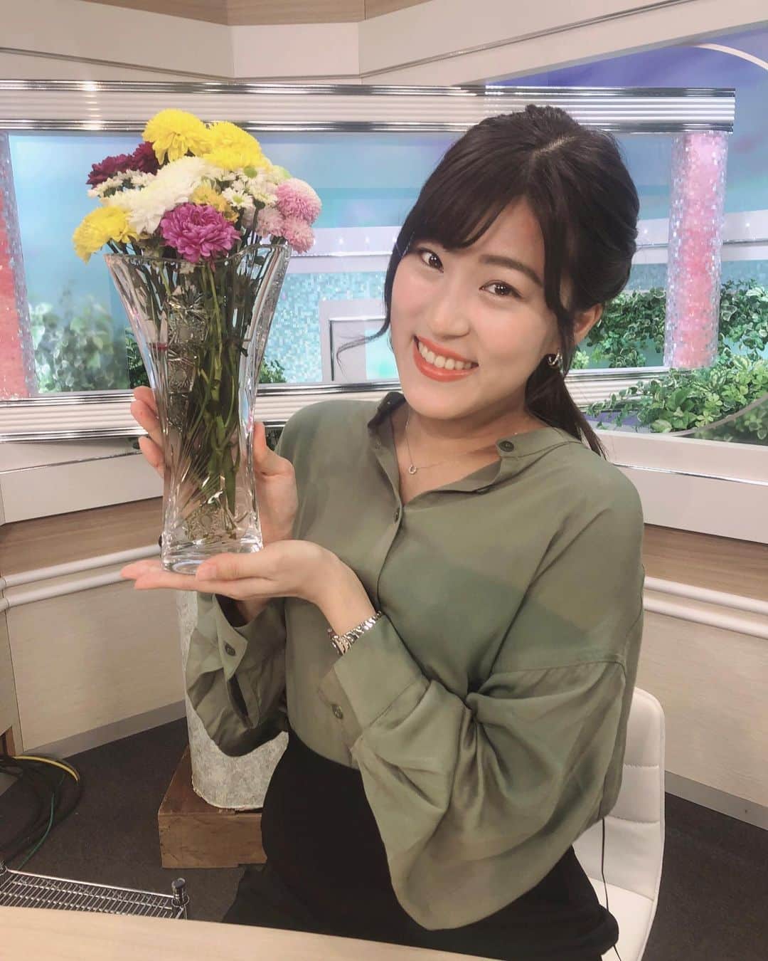 のインスタグラム：「💐今日の夜は 千葉の花の特集だそうです♪ 夕方ニュースでした🎤 衣装は、あんまり着ない色のカーキのシャツ👗 落ち着いた色なので、髪も下の方でまとめてオレンジ系のメイクにしてみました💄 夜もがんばります♪ ・ ・ #千葉と一緒に #千葉の花 #花  #衣装 #衣装提供 #リオマル  #カーキコーデ #シャツ #カーキ  #綺麗めコーデ #女子アナコーデ #女子アナ #キャスター #ニュース #アナウンサー #チバテレ #フリーアナウンサー #竹内里奈」