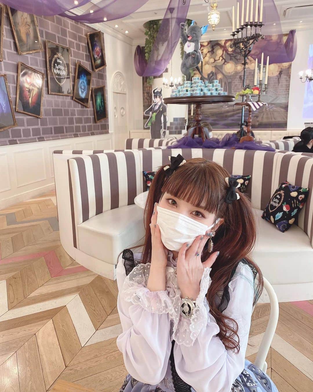 春奈るなのインスタグラム：「今日はツイステカフェに行ってきたよ〜💜 久々のコラボカフェめちゃめちゃ楽しかった、、、☺️💜💜💜 ランチョンマットは現地交換(カフェの外)していただいてジェイドが2枚になりました😭🙏💜 嬉しすぎる😭🙏💜 本当にありがとうございました💜 楽しかったーーー🥰  #ツイステッドワンダーランド  #twistedwonderland  #コラボカフェ  #collaborationcafe  #angelicpretty」