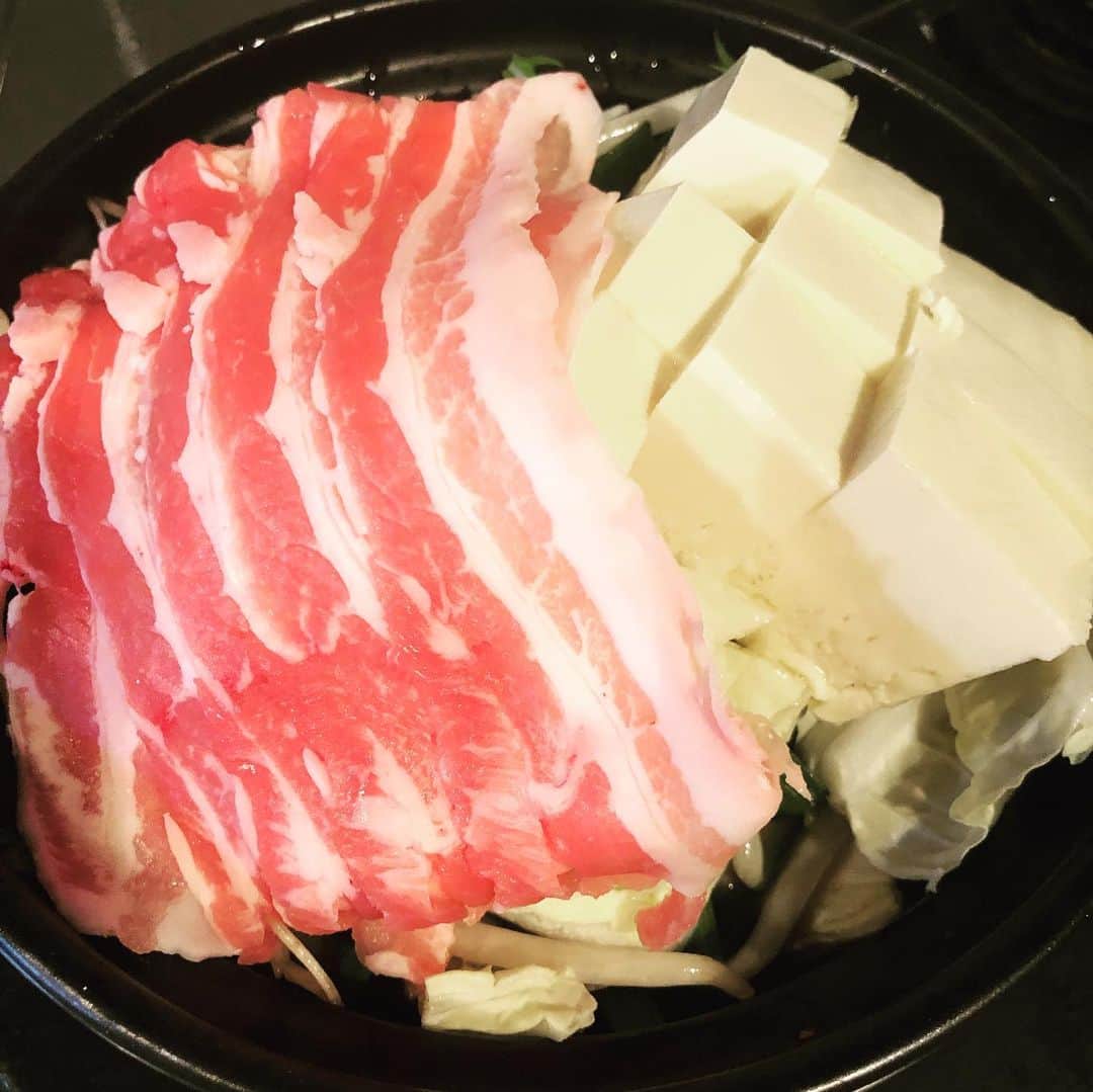 中村譲のインスタグラム：「今夜は綺麗に盛り付け出来ました！ 鍋ダイエット？食事制限なしで減量中〜 無印良品にオシャレなお茶碗と皿を発見❗️ #ステイホーム  #自炊記録  #鍋料理  #無印良品  #homecooking #stayhome #staysafe #japanesehotpot #muji」