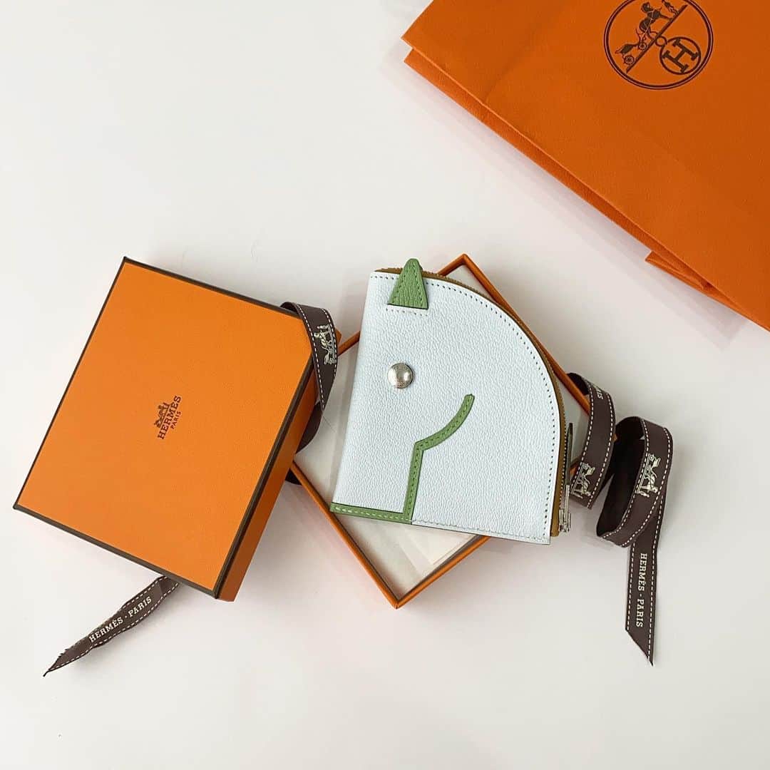 akiii031のインスタグラム：「2020年、馬主になりましたw🐴💙 眺めてるだけで満足。  @hermes  #hermes」