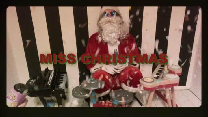 サーカ・ウェーヴスのインスタグラム：「MISS CHRISTMAS, maybe the greatest christmas song ever is out now. Listen to it loud to get in the christmas spirit!!!! Link in bio」